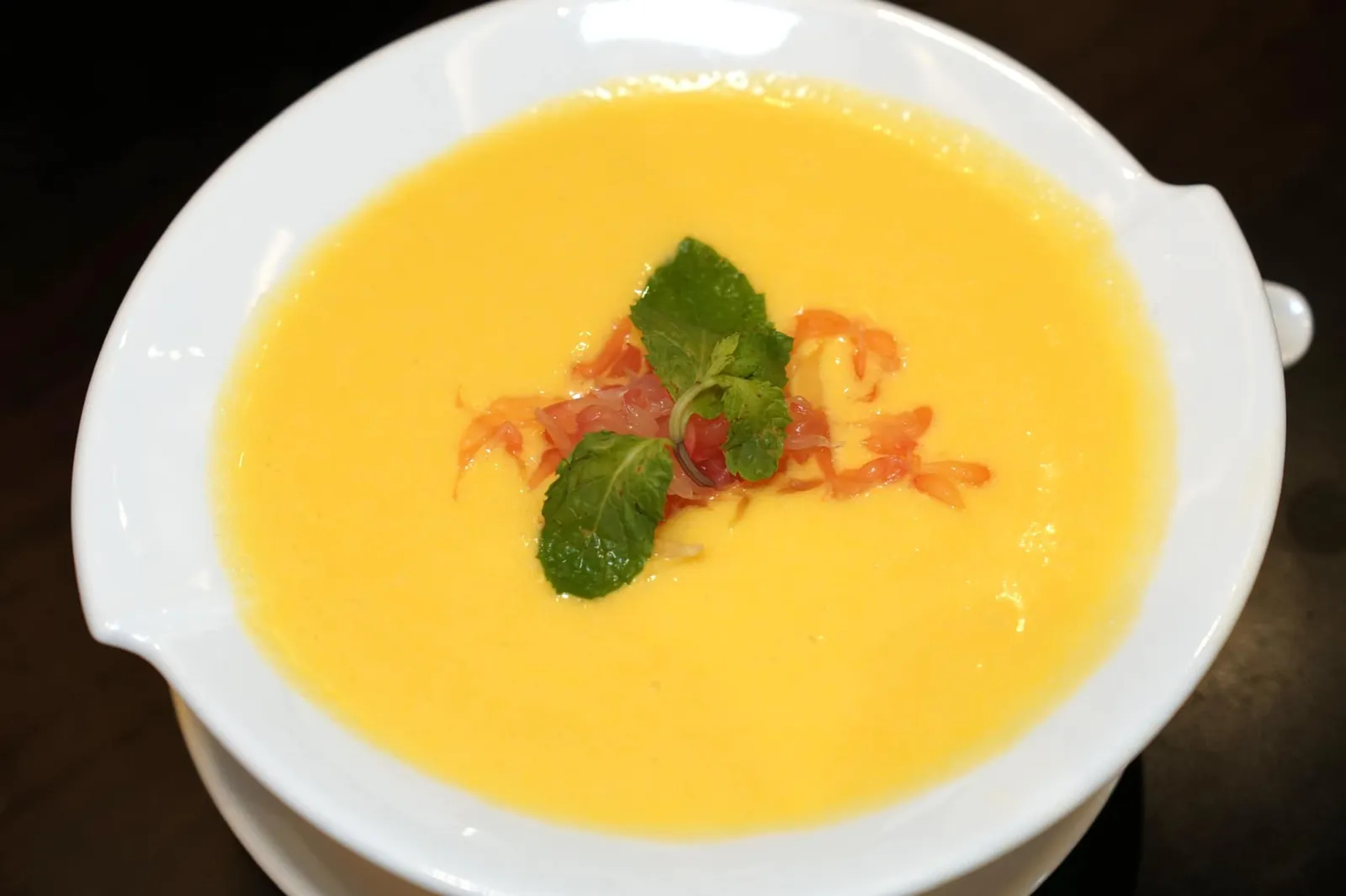 สาคูมะม่วงส้มโอเย็น (140++) Chilled cream of mango with sago and pomelo ส่วนของหวานขอแนะนำเมนูคลาสสิคประจำห้องอาหารจีนกวางตุ้งอย่างสาคูมะม่วงส้มโอเย็น ทางร้านนำมะม่วงสุกมาทำเป็นครีมเนื้อเนียน รสชาติที่นี่ทำออกมาในรูปแบบหวานอมเปรี้ยวนิด ๆ เสิร์ฟมาคู่กับสาคูเคี้ยวหนึบและส้มโอที่แกะมาเป็นอย่างดี เย็นชื่นใจมาก ๆ (13/20)