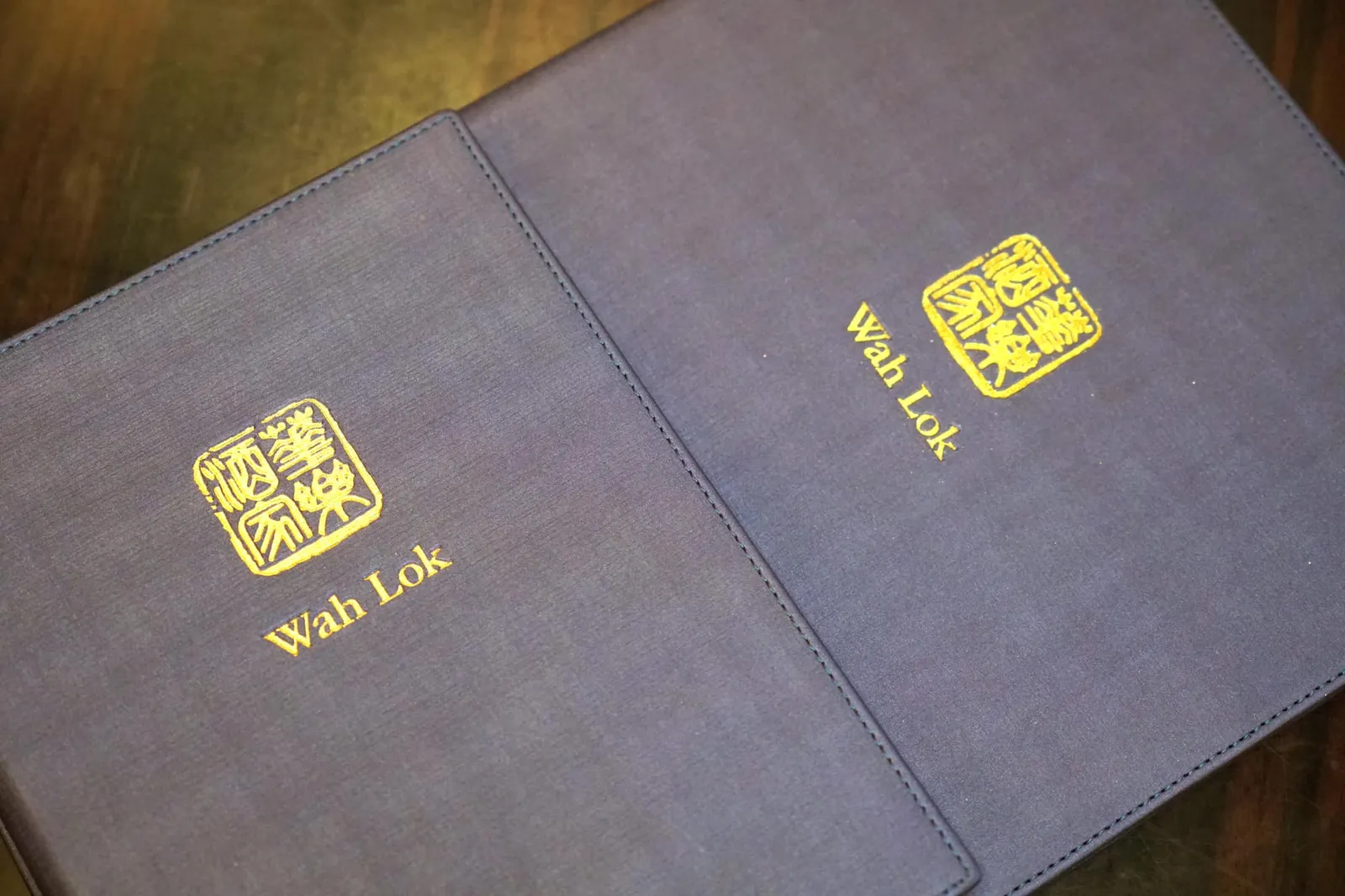 ลูกค้าสามารถเลือกทานเป็นเมนูแบบ À La Carte ซึ่งแบ่งออกเป็นหมวดหมู่ตามแบบห้องอาหารจีนกวางตุ้งทั่วไป ส่วนใครที่มาในช่วงกลางวันทางร้านยังนำเสนอ Dim Sum รสเลิศที่ยกระดับออกมาให้มีความซับซ้อนมากกว่าห้องอาหารจีนปกติ