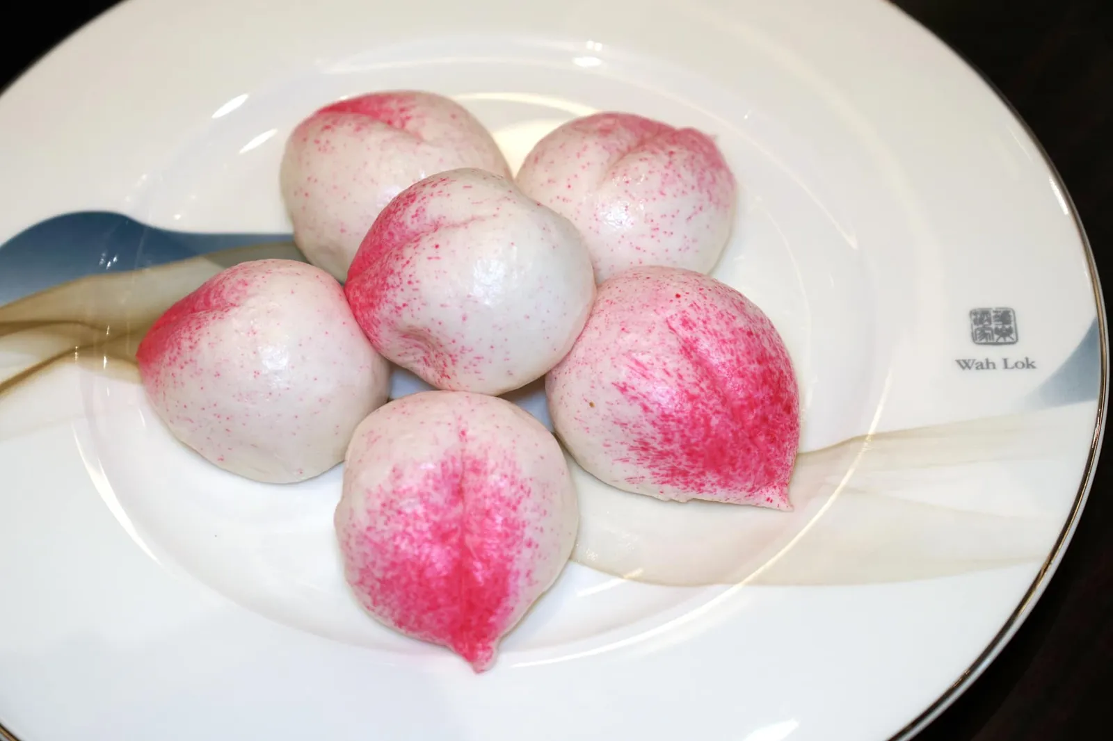 ซิวท้อ (Complimentary) Longevity peach ส่วนใครที่มาเฉลิมฉลองเนื่องในโอกาสพิเศษอย่าลืมแจ้งกับทางร้านตั้งแต่ตอนจองเพื่อรับซิวท้อ ซาลาเปารูปลูกพีชภายในสอดไส้ครีมโดยชาวจีนเชื่อว่าทานแล้วจะอายุยืนนั่นเอง (12/20)