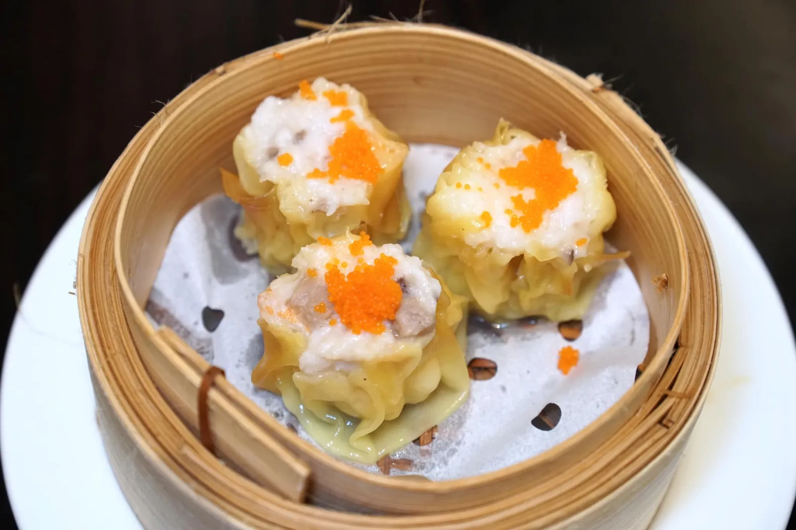 ขนมจีบกุ้งหมู (150++) Steamed shrimp and pork dumpling with fish roe เริ่มต้นติ่มซำเข่งแรกด้วยขนมจีบกุ้งหมู เชฟจับจีบมาได้สวยงามเท่ากันทุกลูก เนื้อหมูกุ้งมีอัตราส่วนที่พอเหมาะ มีความเด้งและหอม ด้านบนทอปด้วยไข่ปลาช่วยเพิ่มความมัน แนะนำทานเปล่า ๆ โดยไม่ต้องมองหาน้ำจิ้มเพราะรสชาติอร่อยมากอยู่แล้ว (13/20)