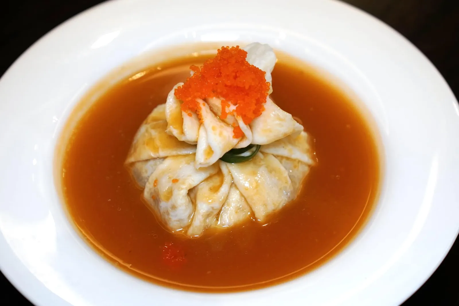ไข่ขาวห่อเนื้อปูซุปแครอท (280++) Braised crab meat wrapped with egg white in red carrot soup เมนูซุป Signature Dish จากสาขาสิงคโปร์เป็นซุปแครอทรสดี เชฟเก่งมากที่ขจัดกลิ่นของแครอทออกไปจนเกือบหมดเหลือเพียงกลิ่นอายบาง ๆ ทานง่าย เสิร์ฟมาคู่กับไข่ขาวห่อด้วยเนื้อปูเน้น ๆ ด้านในให้รสหวานจากธรรมชาติ ด้านบนทอปด้วยไข่ปลาเพิ่มความมัน ขนาดของจานใหญ่พอที่จะแบ่งทานได้ 2 คนเลยทีเดียว (13/20)