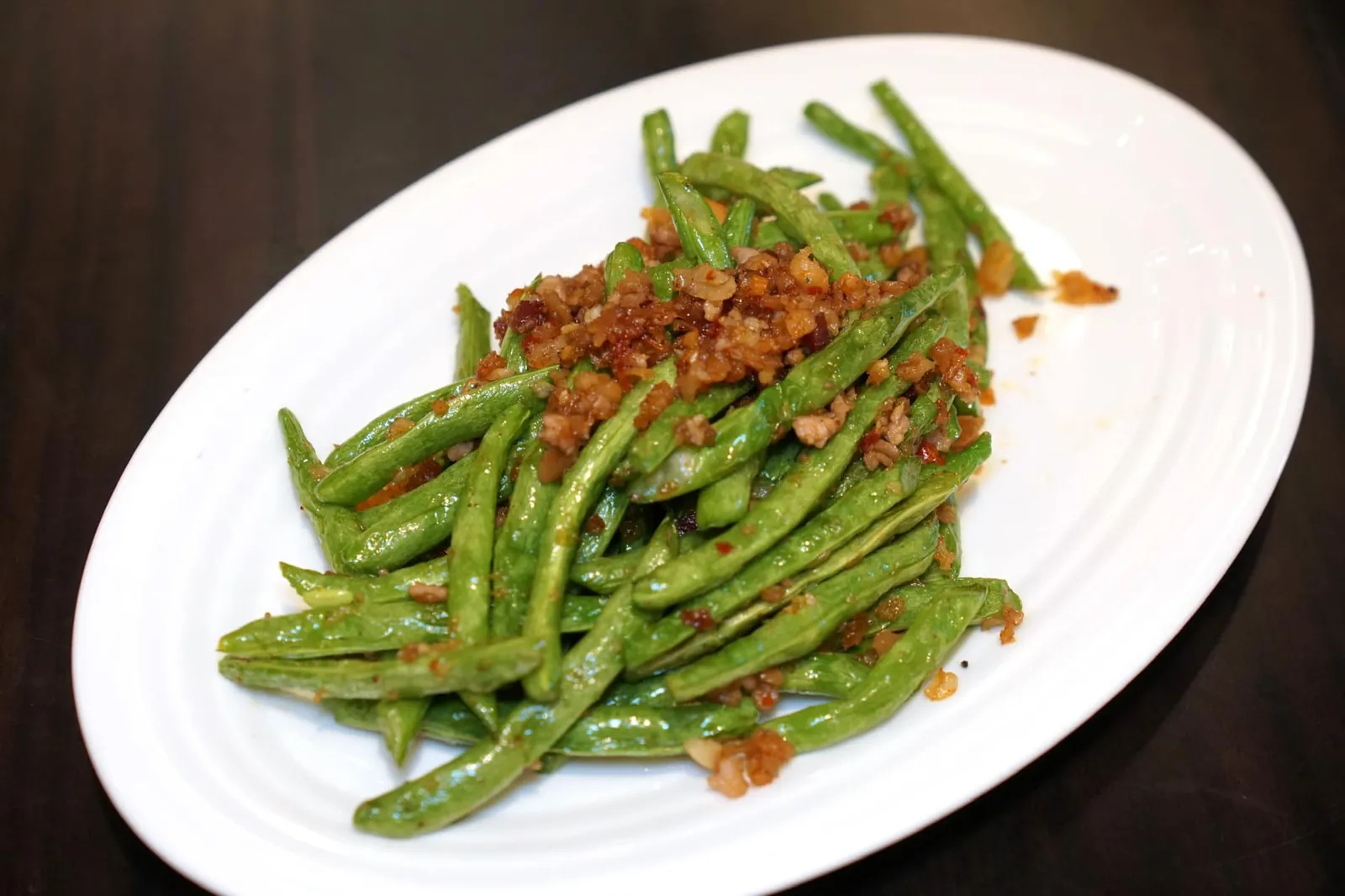 ถั่วแขกผัดหมูสับกุ้งแห้งซอสเอ็กซ์โอ (280++) Sautéed string beans with minced pork and dried shrimp in X.O. sauce ปกติเราไม่ค่อยสั่งเมนูถั่วแขกผัดซอส X.O. ถ้าไม่ใช่ร้านอาหารจีนเสฉวนโดยตรงเพราะกลัวทำมาไม่ดีหรือรสมือไม่ถึงแต่ด้วยความที่น้องพนักงานแนะนำจึงกะลองสั่งมาตัดเลี่ยนจานอื่น ๆ ดู โดยรวมถือว่าทำออกมาได้ดีไม่ผิดหวัง ถั่วแขกกรอบ ไม่มีกลิ่นเขียว เนื้อหมูนุ่ม กุ้งแห้งช่วยเพิ่มความอุมามิ ที่สำคัญซอส X.O. แม้จะไม่ได้รสชาติจัดจ้านแต่มีความหวาน เค็ม เผ็ด กลมกล่อม ถือว่าอร่อยคุ้มราคา (13/20)