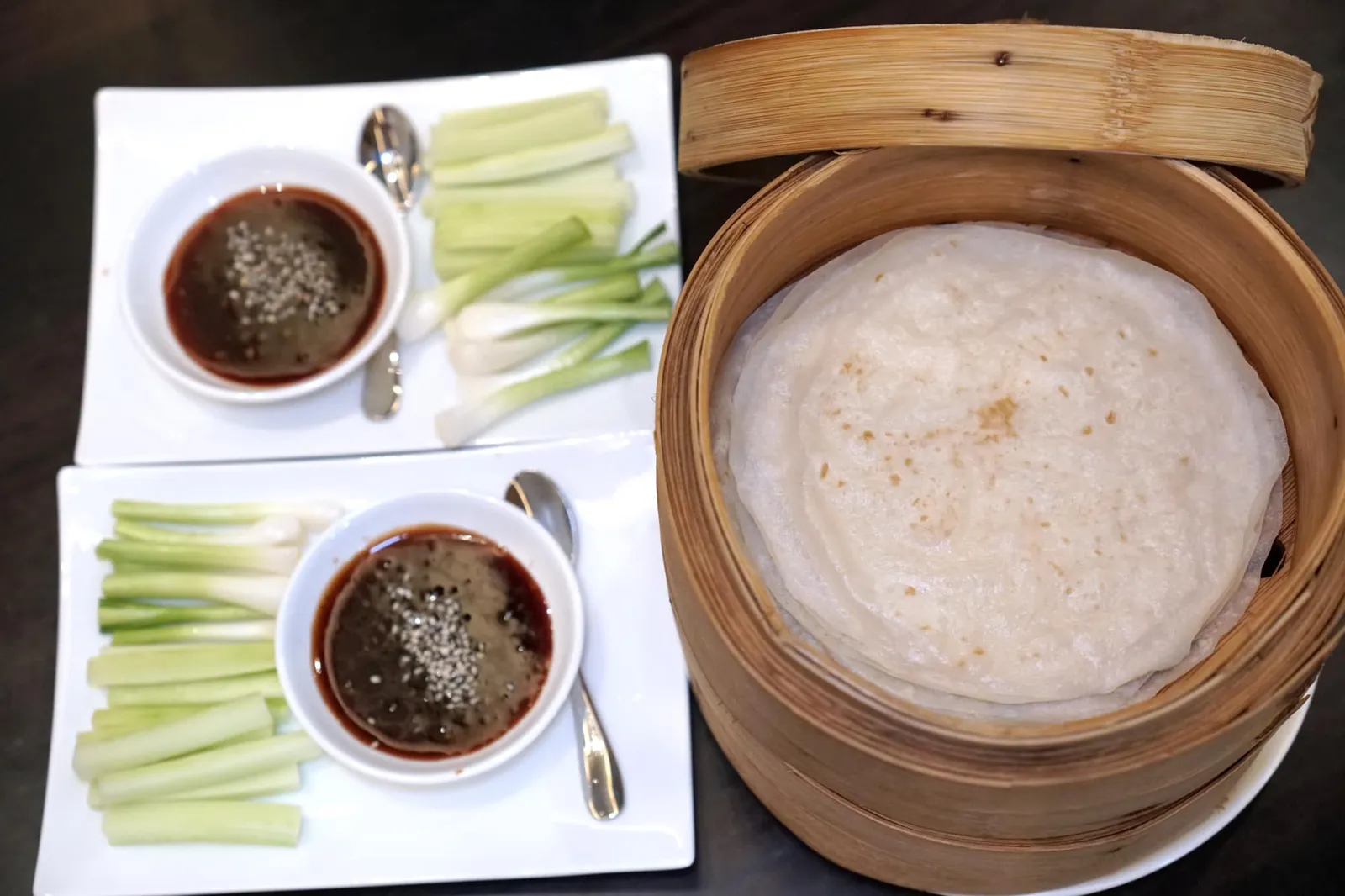 เป็ดปักกิ่ง (1,600++) Peking Duck ไฮไลท์นอกจากเนื้อเป็ดต้องยกให้แผ่นแป้งโดยเราขอยกให้ Wah Lok เป็นร้านที่ทำแผ่นแป้งเป็ดปักกิ่งออกมาได้ดีเป็นอันดับต้น ๆ ของเมืองไทย คือมีความบางพอดีเท่ากันทั้งชิ้น ส่วนเครื่องเคียงเป็นต้นหอมและแตงกวา น้ำซอสที่นี่ค่อนข้างเข้มข้น รสหวานพอเหมาะ ไม่บาดคอ (14/20)