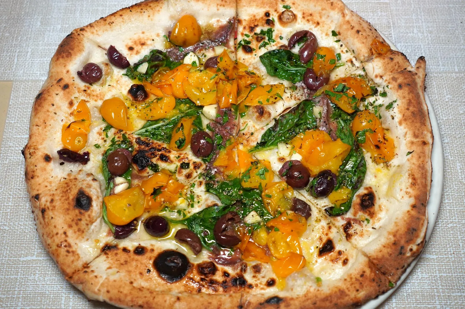 San Gennaro (Yellow face) (9 €) Yellow piennolo (cherry tomatoes of Vesuvio), oregano, garlic, anchovies, black olives, parsley, extravirgin olive oil and basil ถัดมาคือ Yellow Face Pizza สาเหตุที่ได้ชื่อนี้เพราะเชฟเลือกใช้มะเขือเทศเหลืองที่ปลูกบนดินภูเขาไฟ Vesuvius มาใช้เป็นวัตถุดิบหลักโดยรสชาติที่ได้จะแตกต่างไปจากมะเขือเทศสีแดงอย่างชัดเจน นอกจากนี้ยังมีความหอมของออร์ริกาโน มะกอก และกระเทียม ยังมีมีความเค็มของ Anchovies ช่วยชูรสชาติให้พิซซ่าถาดนี้อร่อยไม่ซ้ำใคร (15/20)