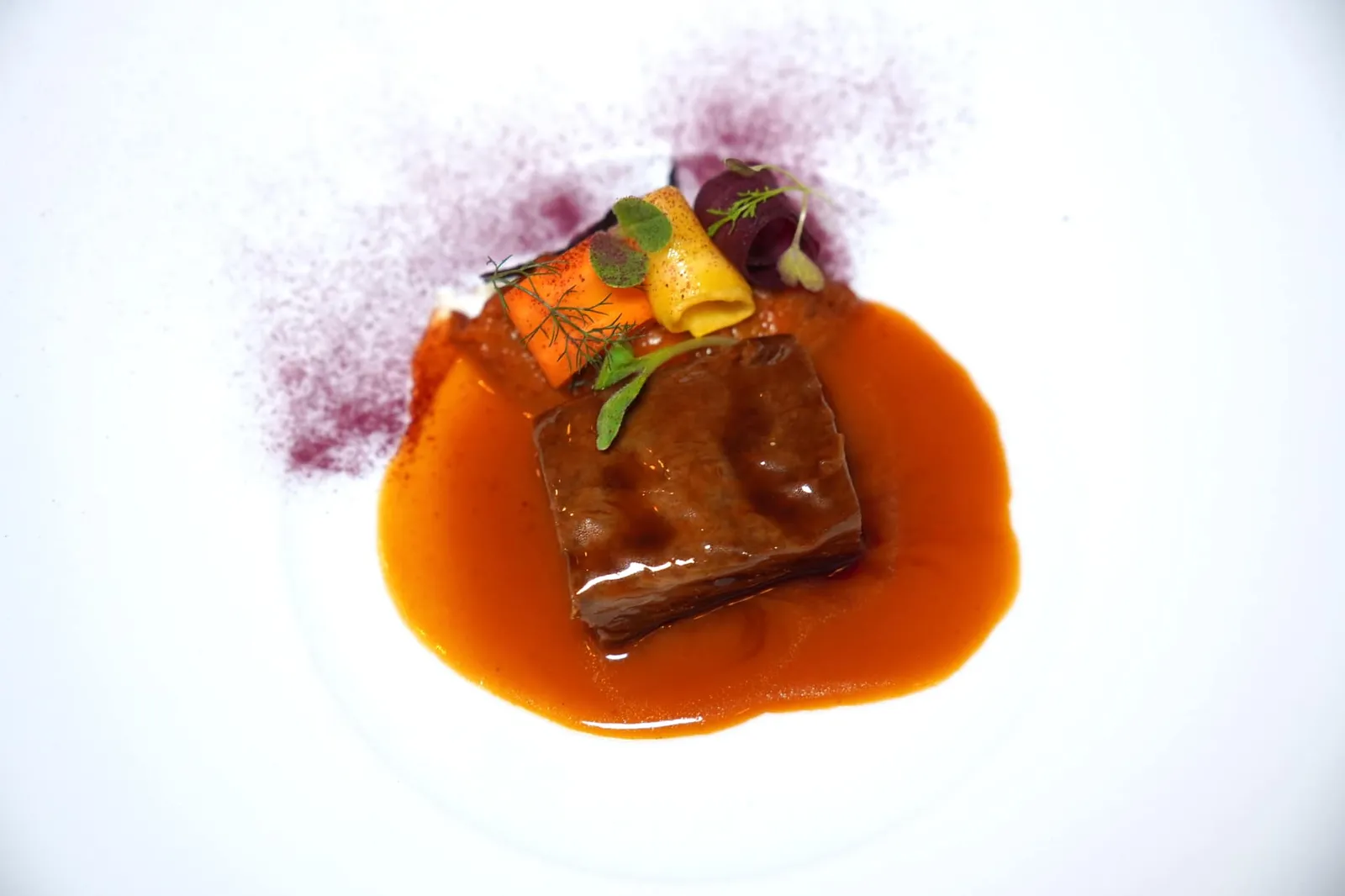 Lamb with myrtle sauce and carrots from Polignano มาถึงตรงนี้เขื่อหลายคนอาจเริ่มรู้สึกอยู่ท้องกันแล้วเชฟจึงจัดเสิร์ฟ Main Course จานสุดท้ายคือเนื้อแกะในขนาดที่ไม่ใหญ่มากนักโดยจับคู่มากับ Myrtle Sauce รสชาติออกเปรี้ยวพอเหมาะ ข้างกันคือองค์ประกอบของแครอทจากเมือง Polignano ในภูมิภาค Puglia นำเสนอมาหลากหลายสายพันธุ์ทั้งสีส้ม สีเหลือง และสีม่วง พร้อมกับเสิร์ฟมาในหลากหลายรูปแบบ (18/20)