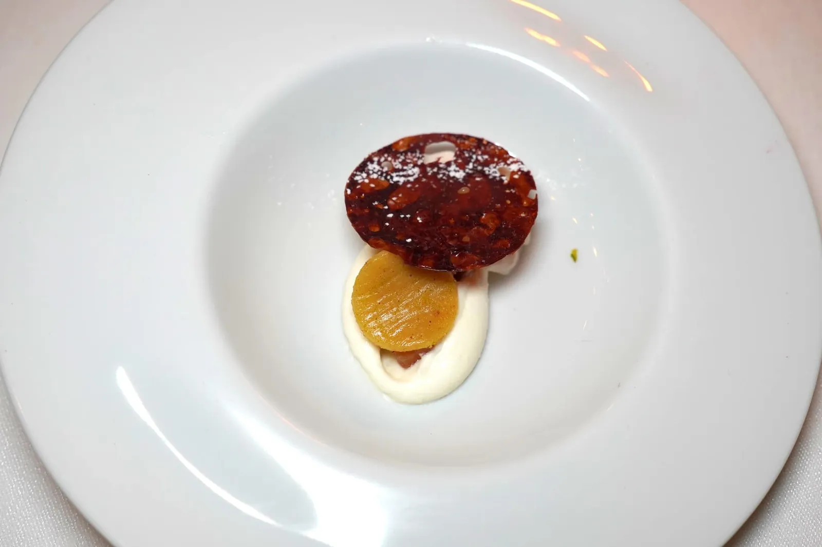 Pre-dessert ในขณะที่ผู้ร่วมโต๊ะอีกท่านหนึ่งจะได้ Sorbet ที่เตรียมมาจาก Raspberry ซ่อนอยู่ภายใต้แผ่น Coconut Chip กรอบเตรียมมาจากมะพร้าวและซอสมะพร้าวหอมมัน