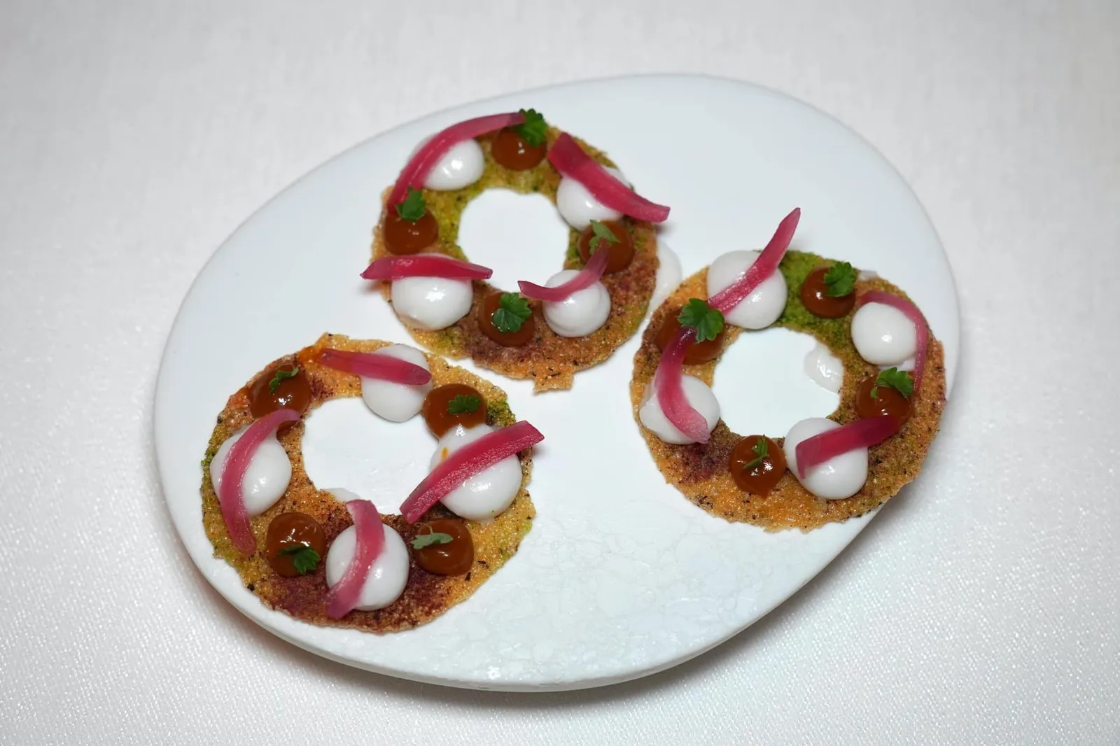 Amuse-bouche ถัดมาคือ Crispy Polenta หรือแผ่นข้าวโพดกรอบท็อปด้วยครีมกะทิ, เจลหอมแดงและชิ้นหอมแดงกรอบ ๆ (17/20)