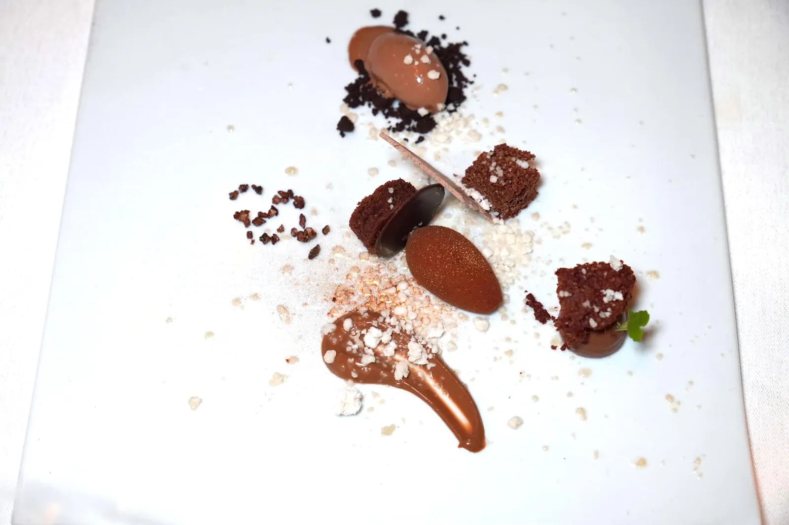 Consistencies of dark chocolate, cocoa grué snow and hemp ของหวานจานหลักในเซ็ตเมนูเชฟตั้งใจนำเสนอรูปแบบที่แตกต่างกันของ Dark Chocolate ทั้ง Ice Cream, Mousse, Sponge Cake จับคู่กับรสชาติขมของ Cocoa และอโรมาเฉพาะตัวของกัญชง (18/20)