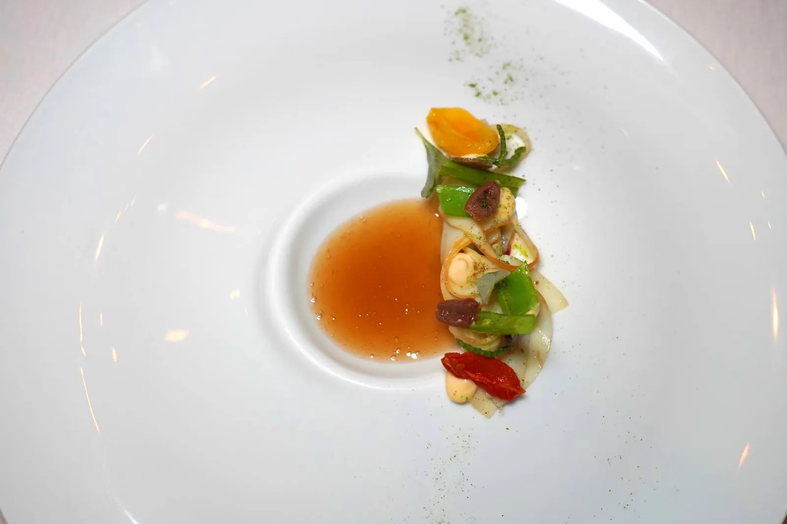 Grilled cuttlefish salad with smoked vinegar gel หมึกกระดองย่างจนสุกพอดีให้เนื้อสัมผัสเคี้ยวหนึบ เชฟจับคู่มากับสลัดอันประกอบไปด้วยสับปะรดรสเปรี้ยว ยังมีมะเขือเทศทั้งสีแดงและเหลืองให้ความเปรี้ยวปนอุมามิ ตรงกลางคือซอสอุ่น ๆ ที่เตรียมขึ้นมาจากหมึก Baby Squid และพริกไทยรับหน้าที่เสมือนน้ำสลัดนั่นเอง (17/20)