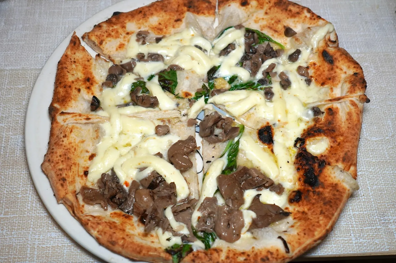 Due funghi (10 €) Half: smoked buffalo mozzarella cheese, roasted and spicy mushrooms, grated pecorino cheese and basil. The other part: champignon mushrooms, cow mozzarella cheese, grated grana padano cheese and basil Funghi หรือพิซซ่าหน้าเห็ดได้จากการผสมผสานเห็ดที่มี Earthy Flavor เข้ากับชีส Mozzarella หอมมันและอโรมาเฉพาะตัวของใบเบซิล (14/20)