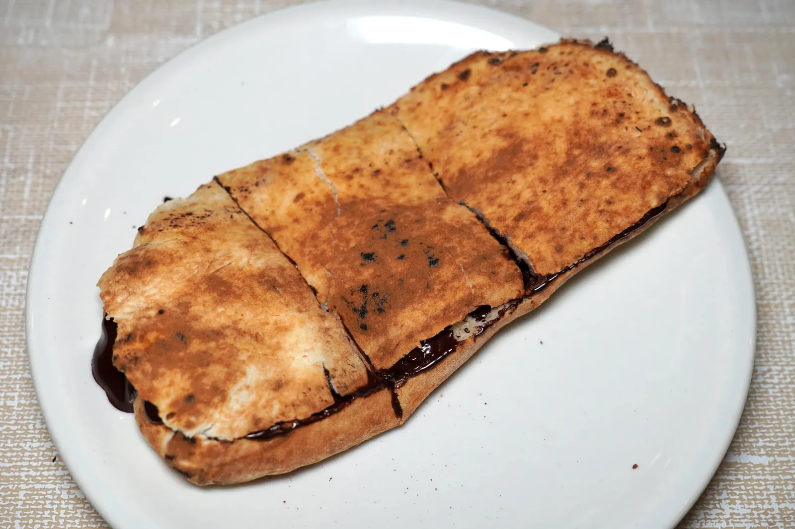 Saltimbocca (sandwich of pizza dough) (4 €) with dark chocolate ปิดท้ายด้วย Satimbocca ที่เตรียมมาในลักษณะของอาหารหวานโดยอาศัยแป้งพิซซ่านำมาประกบกันเป็นแซนวิช ตรงกลางคือ Dark Chocolate รสชาติเข้มข้น (13/20)