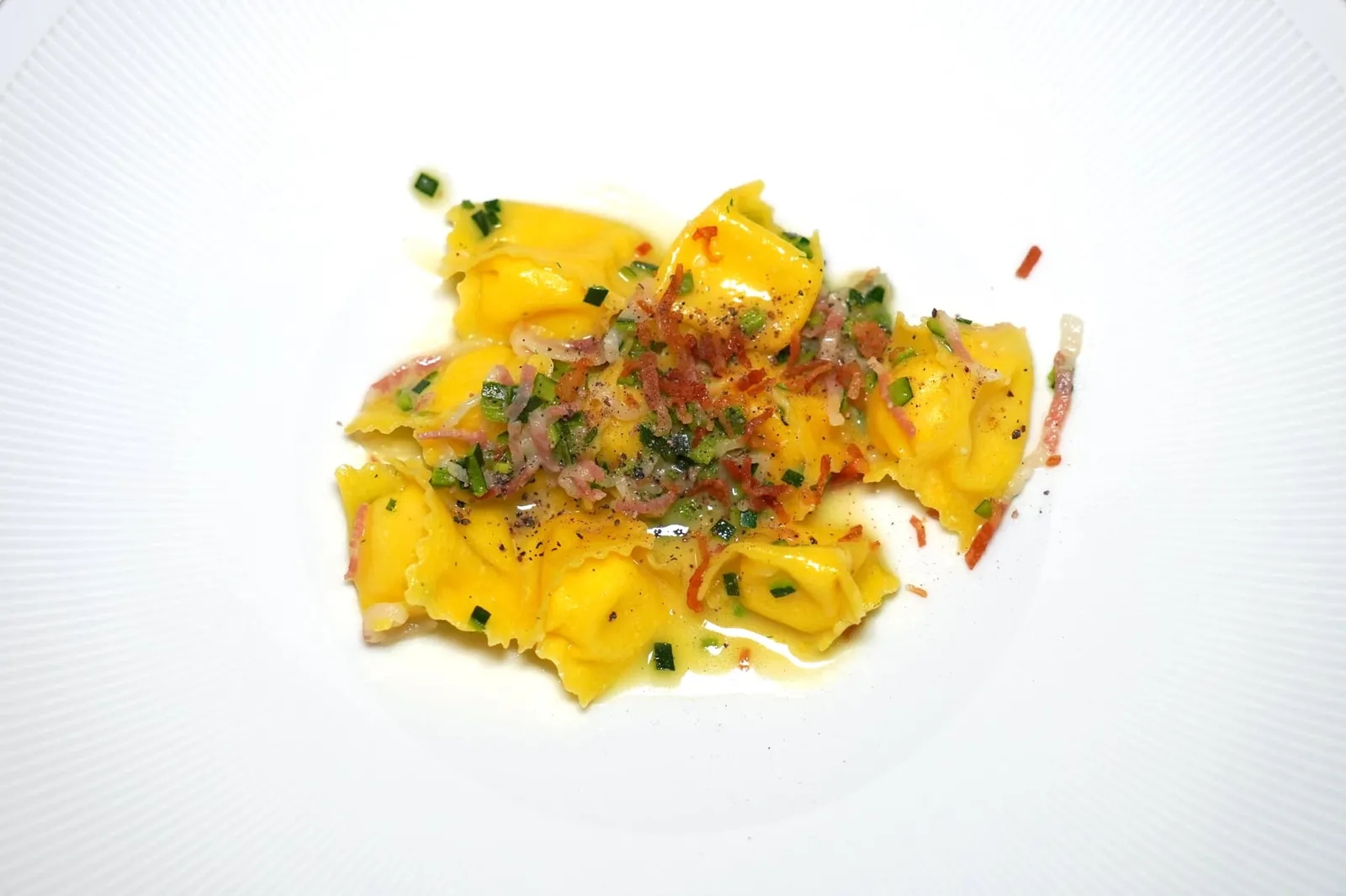 Fagottelli “La Pergola” สุดยอดเมนู Signature Dish ประจำห้องอาหาร La Pergola คือพาสต้าทรงเกี๊ยวอย่าง Fagottelli โฮมเมด ด้านในสอดไส้ Carbonarra Sauce ที่เตรียมขึ้นมาจากไข่แดงโดยมีรสเค็มของชีส Pecorino, อโรมาหอม ๆ ของพริกไทยขาว และความรรีมจาก Whipped Cream องค์ประกอบด้านนอกเตรียมมาจาก Guanciale หรือแก้มหมูและ Zucchini ที่ผัดในกระทะโดยใส่น้ำมันมะกอก EVO, ไวน์ขาว และน้ำสต๊อกวัวลงไปด้วย จากนั้นจบด้วยการโรยพริกไทยดำลงไปเป็นอันพร้อมชิม (17/20)