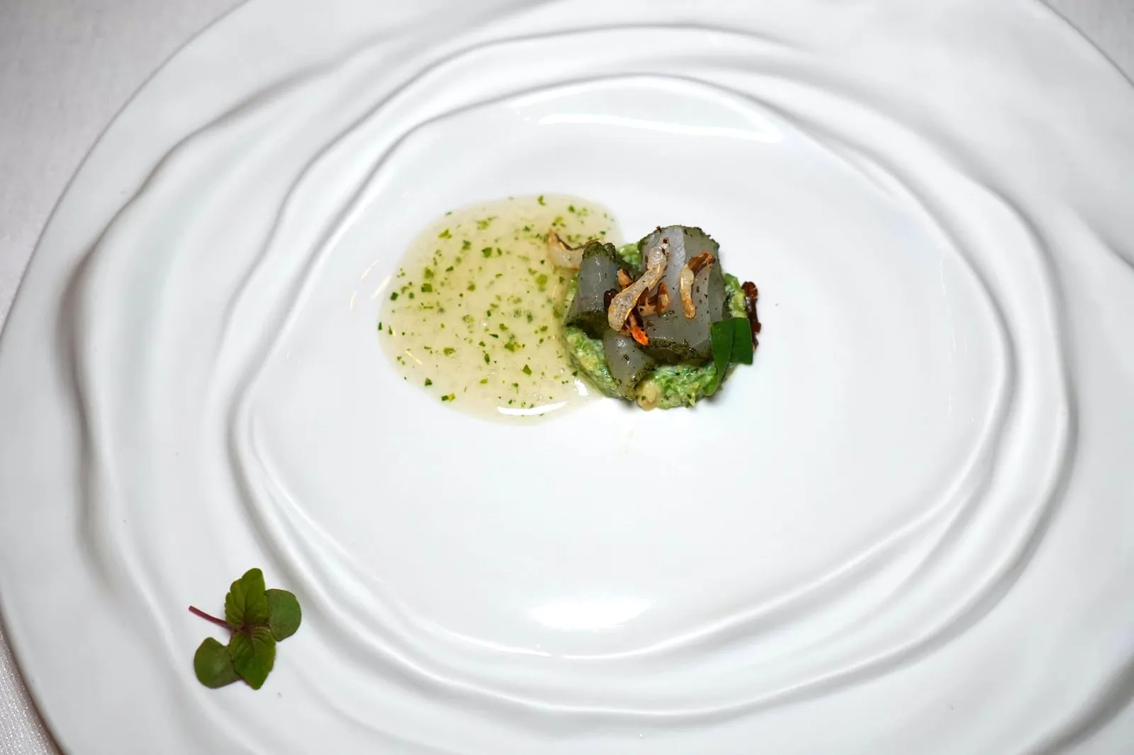 Amuse-bouche เนื้อปลา Sea Bream นุ่มหนึบตัดกันกับความกรอบของถั่ว Green Beans ข้าวพอง และเมล็ดสน รอบ ๆ คือซอสส้มรสเปรี้ยวช่วยเรียกน้ำย่อยได้ดี (17/20)