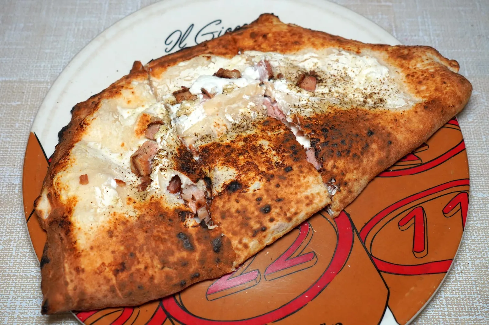 Calzone con cicoli (9 €) Buffalo ricotta, black pepper, cicoli (neapolitan lard), grated pecorino cheese, extravirgin olive oil and basil Calzone เป็นพิซซ่าที่มีลักษณะครึ่งวงกลมโดยเกิดจากการพับแป้งเข้าหากันก่อนจะนำไปอบจนได้รูปทรงแบบนี้นั่นเอง (14/20)