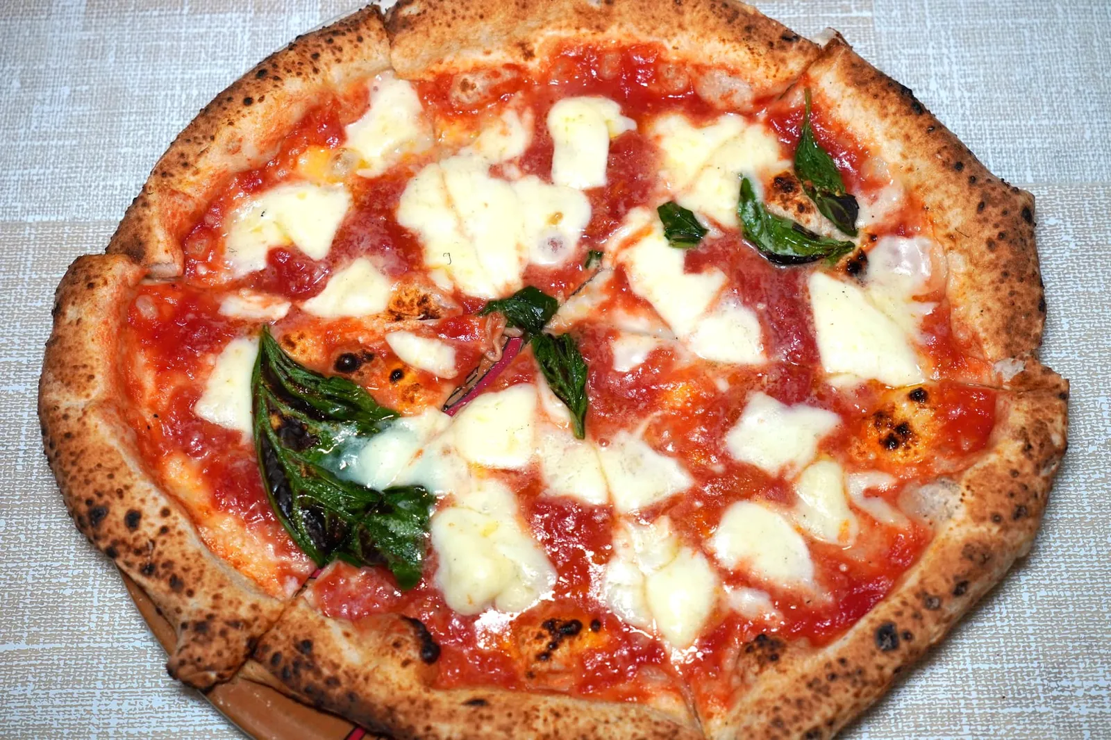 Margherita D.O.P. (9 €) San Marzano tomato sauce, buffalo mozzarella cheese, grated pecorino cheese, extravirgin olive oil and basil ห้ามพลาดเมนูคลาสสิคอย่าง Pizza Margherita ที่เชฟใช้ซอสมะเขือเทศ San Marzano ที่เจริญเติบโตบนดินภูเขาไฟ Vesuvius ด้านบนคือชีส Mozzarella นมควาย จากนั้นโรยชีส Pecorino ขูดละเอียดลงไป ราดน้ำมันมะกอกแล้วท็อปด้วยใบเบซิล จากนั้นนำเข้าอบในเตาฟืนสไตล์ Neapolitan จนสุกพอเหมาะ แป้งพิซซ่านุ่มหนึบตัดกันดีกับความยืดของชีสโดยมีรสชาติที่โดดเด่นคือความเปรี้ยวอุมามิของมะเขือเทศชั้นดี (15/20)