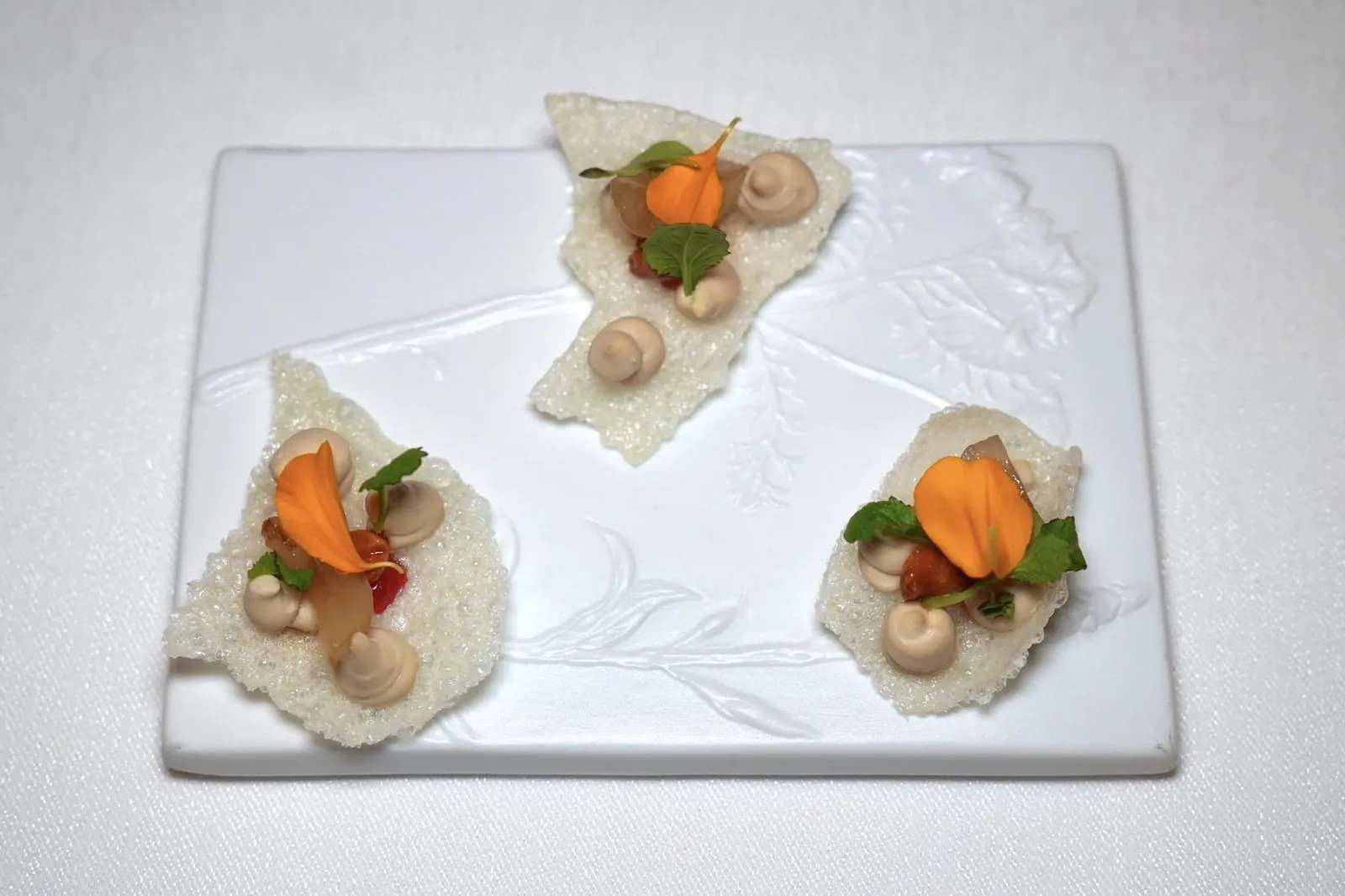 Amuse-bouche สุดท้ายคือ Rice Chip หรือข้าวเกรียบกรอบ ตรงกลางคือองค์ประกอบขององุ่นและครีมเมล็ดสนนั่นเอง (17/20)