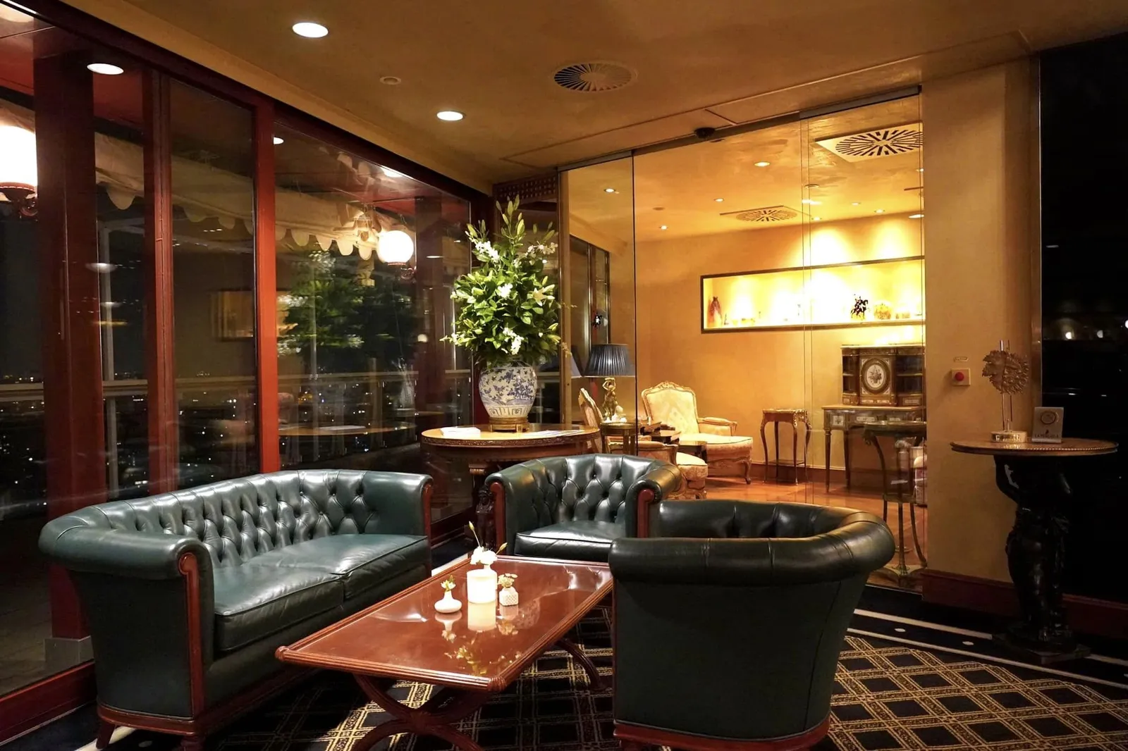 ลูกค้าสามารถเลือกชิม Gourmet Menu นำเสนอมาที่จำนวน 7 คอร์ส (270 €) และ 10 คอร์ส (320 €) นอกจากนี้ยังมีรายการแบบ À La Carte ได้เลือกชิมได้ตามใจชอบ ในส่วนของรายการไวน์นั้นควบคุมโดย Sommelier มากประสบการณ์ นามว่า Marco Reitano โดยตัวเขาและทีมสามารถแนะนำรายการไวน์ได้อย่างมืออาชีพตั้งแต่ไวน์ท้องถิ่นในราคาจับต้องได้ไปจนถึงไวน์หายากราคาสูง