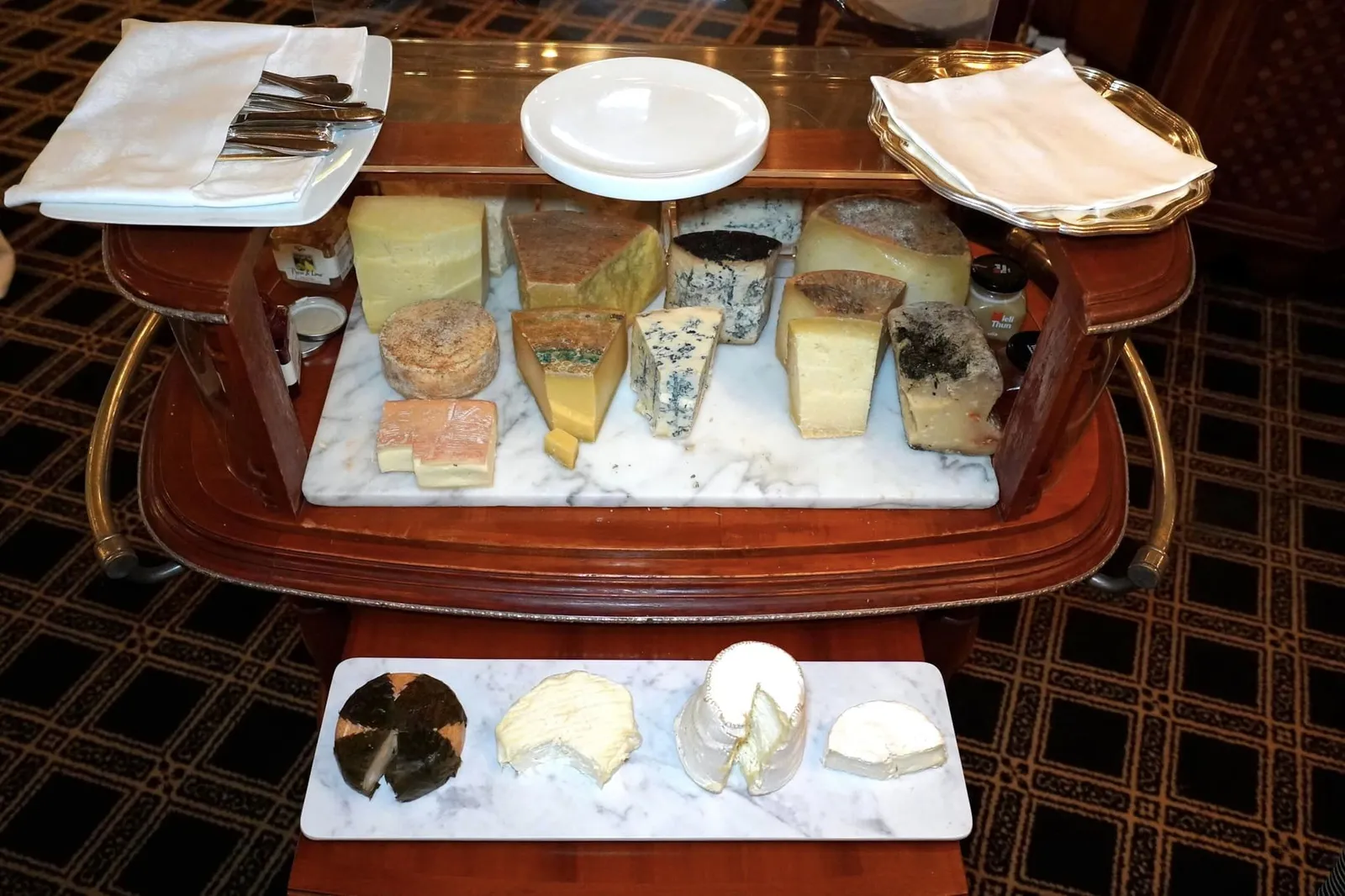 A fine selection of cheese from the trolley จากนั้นพนักงานจะนำรถเข็นชีสมาให้เลือกชิมกัน