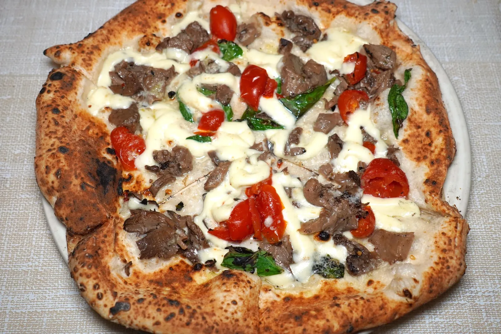 La Notizia (10 €) piennolo (cherry tomatoes of Vesuvio), roasted and spicy mushrooms, smoked buffalo mozzarella cheese, grated pecorino cheese, extravirgin olive oil and basil La Notizia เป็นพิซซ่าที่ตั้งตามชื่อร้านโดยมีพระเอกของจานคือเห็ดย่างที่คลุกเคล้าไปกับชีส Mozzarella รมควันโดยมีรสชาติเค็มจากชีส Pecorino และมะเขือเทศ Piennolo มาแต่งเติมรสชาติให้สมบูรณ์ยิ่งขึ้น (14/20)