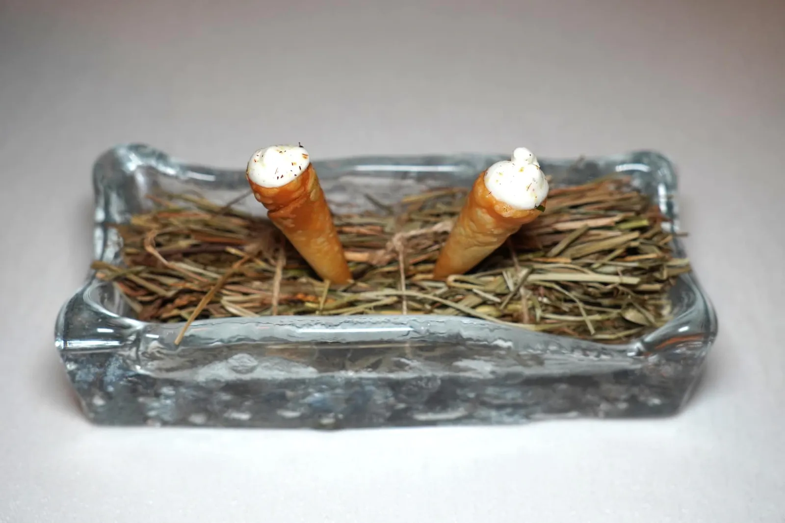 Amuse-bouche Rice Cone หรือโคนกรอบทำมาจากข้าว ตรงกลางบรรจุ Sour Cream และผง Liquorice Powder (17/20)