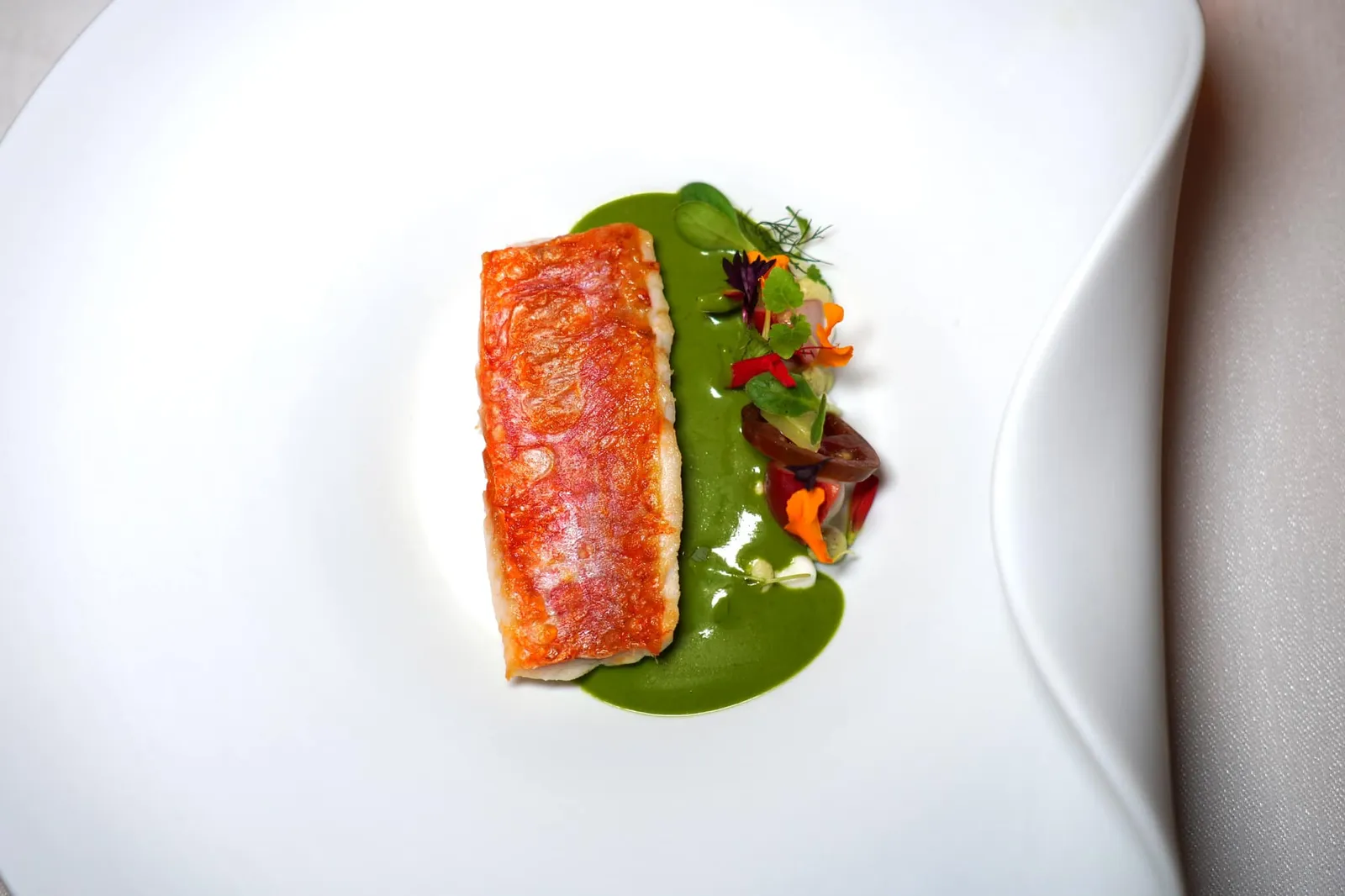 Red mullet, leek cream and mallow sauce with balsamic herbs เมนูที่ได้รับอิทธิพลจากอาหาร Mediterranean คือปลา Red Mullet เสิร์ฟมาที่ความสุกพอดีไร้ที่ติ เชฟนำเสนอมาคู่กับ Jasmine Mayonnaise และครีมที่เตรียมมาจากกระเทียมต้นย่างในสไตล์บาบีคิว ข้างกันคือถั่ว Hazelnut และซอสที่เตรียมมาจาก Mallow ซึ่งเป็นสมุนไพรชนิดหนึ่ง (18/20)