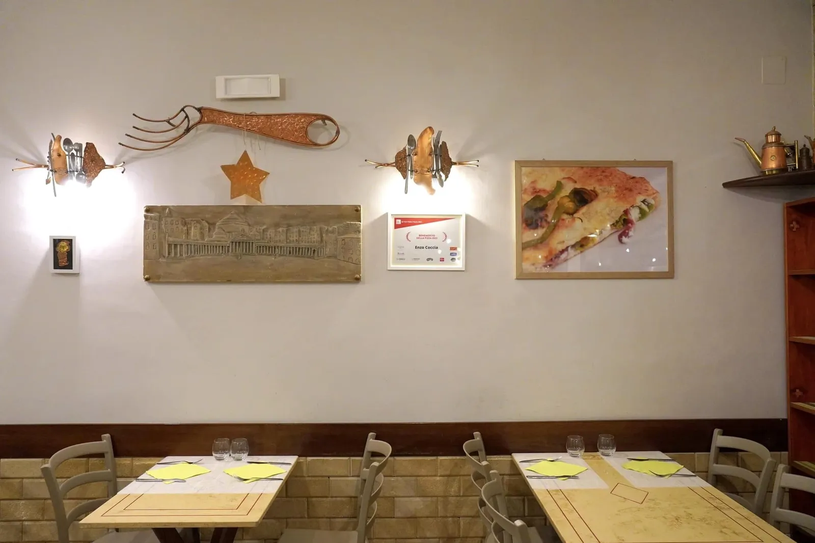 ห้องรับประทานอาหารมีขนาดค่อนข้างใหญ่เมื่อเทียบกับร้านพิซซ่าทั่วไปในแถบนี้