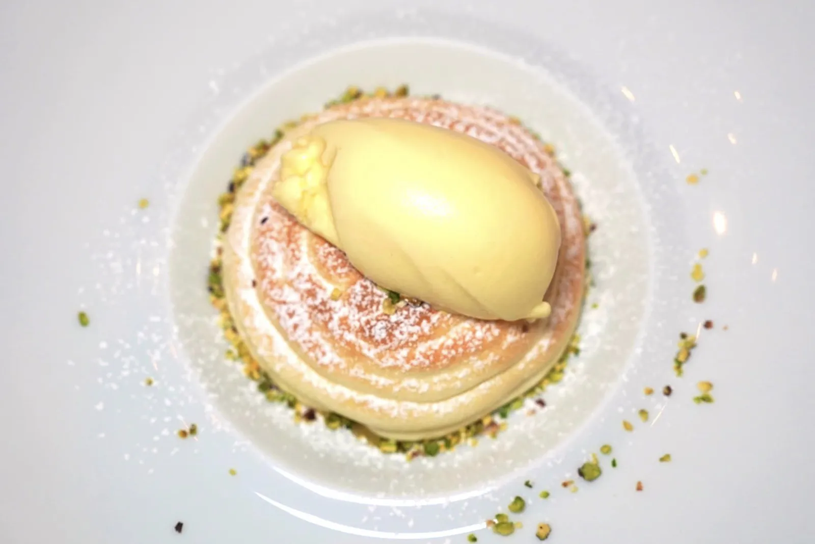Raspberries "au gratin" with almond ice cream (32 €) ของหวานจานเสริมในที่นี้เป็น Raspberries au Gratin เสิร์ฟมาอุ่น ๆ มีรสเปรี้ยวเข้ากันกับความหอมมันของไอศกรีมถั่วอัลมอนด์ (18/20)