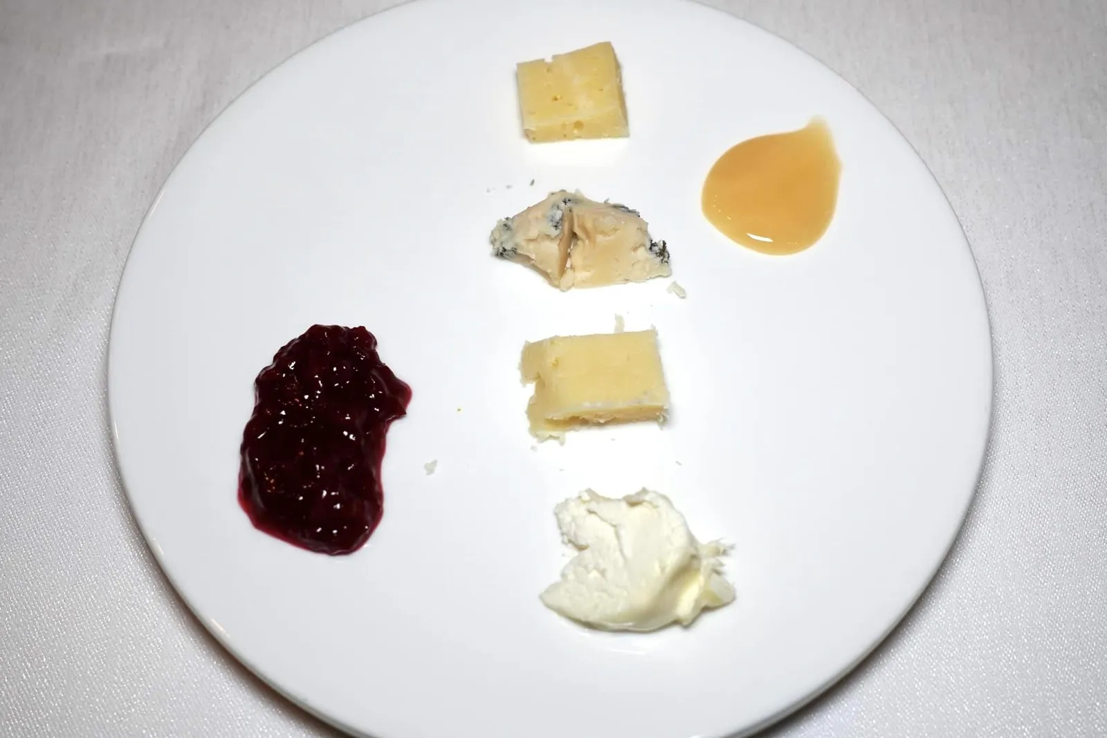 A fine selection of cheese from the trolley ชีสทั้งหมดมาเป็นชีสท้องถิ่นของประเทศอิตาลีโดยลูกค้าสามารถเลือกชิมได้ตามใจชอบ ในที่นี้เราขอให้พนักงานเลือกให้ประกอบไปด้วยชีส Ragusano จากภูมิภาค Sicily, ชีส Gorgonzola จากภูมิภาค Lombardy, ชีส Pecorino จากเมือง Viterbo และชีส Robiola di Roccaverano จากภูมิภาค Piedmont องค์ประกอบข้าง ๆ กันคือ Sour Cherry Jam และน้ำผึ้ง