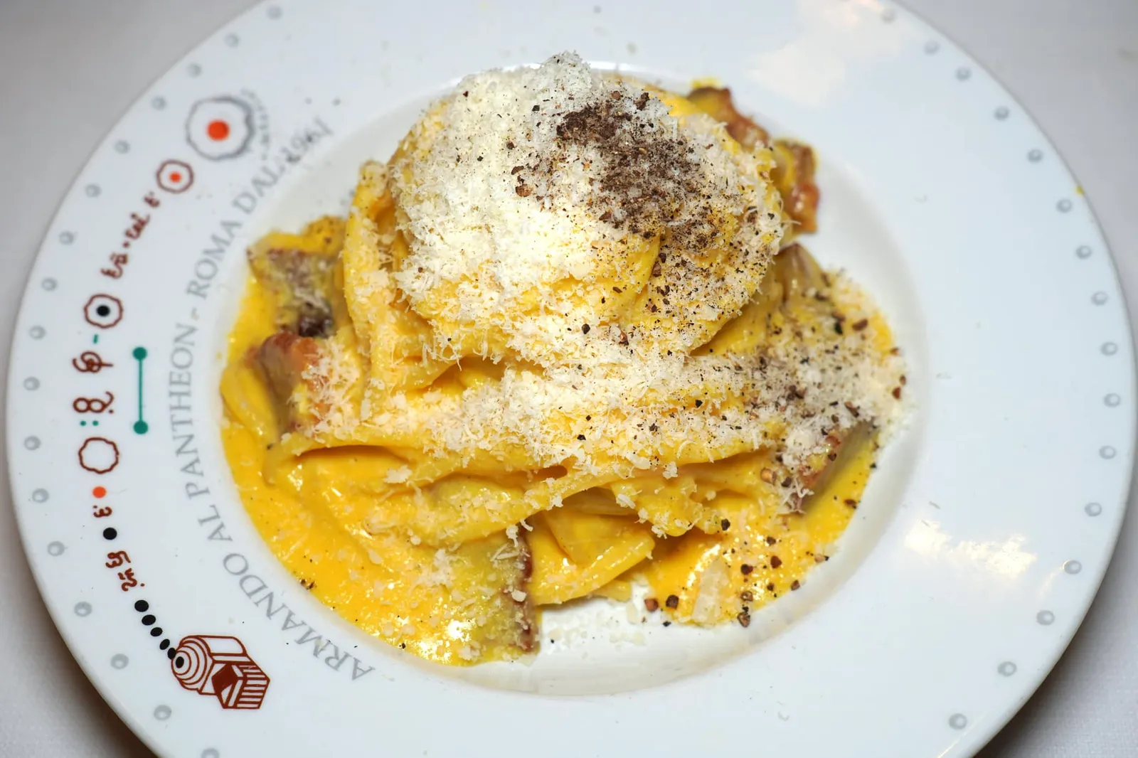 Spaghetti alla Carbonara (15 €) Spaghetti with egg, pecorino cheese, pork cheeks and black pepper อีกหนึ่งเมนูพาสต้ายอดนิยมประจำห้องอาหาร Roman จานที่สามคือ Carbonarra โดยอาศัยเส้น Spaghetti คลุกเคล้ากับไข่และ Pecorino Cheese รวมไปถึงแก้มหมู Guanciale ด้านบนโรยด้วยพริกไทยดำช่วยเสริมกลิ่นให้หอมมากยิ่งขึ้น (14/20)