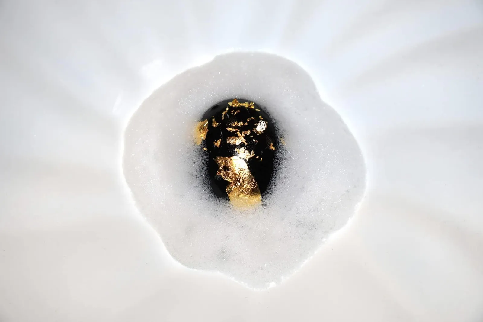 Homage to Fabergé เมนูนี้เชฟตั้งใจนำเสนอ Poached Egg ในรูปแบบเป็นกึ่งสุกกึ่งดิบรองด้านล่างด้วยครีมเห็ดเนื้อเนียนละมุน รอบ ๆ คือ Milk Air เบาบางช่วยเสริมความหอมให้กับจาน ผิวด้านนอกได้สีดำจากองค์ประกอบของผักต่าง ๆ จบด้วยการตกแต่งด้วยทองคำเปลวที่รอบนอกเพื่อสื่อถึง Fabergé Egg หรืองานตกแต่งอัญมณีรูปไข่ที่สร้างโดยห้องงานอัญมณีฟาแบร์เชในนคร Saint Petersburg นั่นเอง (14/20)