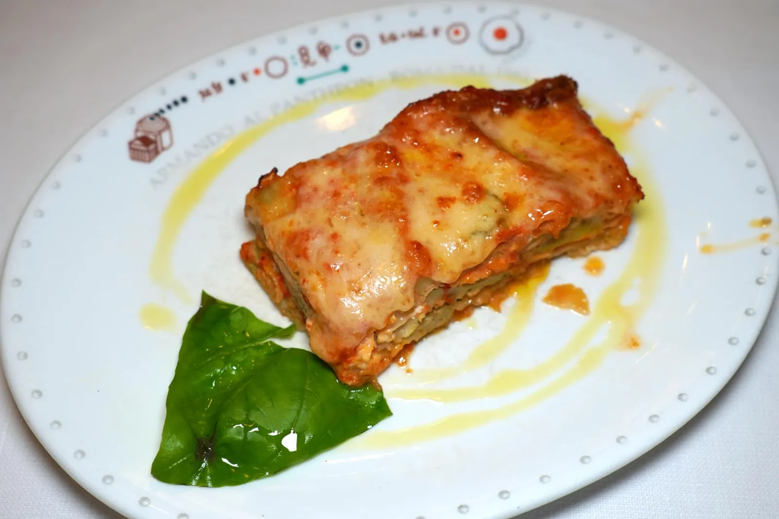 Parmigiana di melanzane (10 €) Eggplants cooked with tomato, ricotta cheese, mozzarella, parmesan and basil เริ่มต้นจานแรกด้วย Parmigiana di Melanzane มะเขือม่วงหั่นเป็นชิ้นเล้วนำมาวางเรียงสลับชั้นกับชีสและ Passata จากนั้นอบจนสุก ความนุ่มละมุนของมะเขือเข้ากันได้ดีกับรสชาติอันซับซ้อนของชีสทั้ง 3 ชนิดคือ Ricotta, Mozzarella และ Parmesan อย่างไรก็ตามรสชาติของมะเขือเทศจะไม่โดดเด่นมากนัก (13/20)