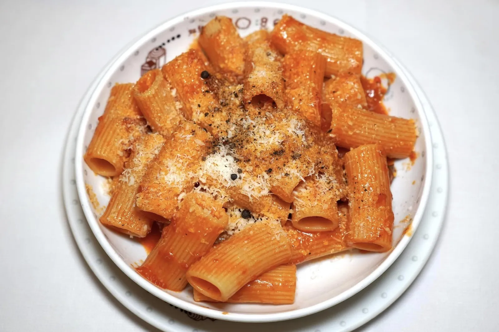 Rigatoni all’Amatriciana (15 €) Short pasta with tomato sauce, pecorino cheese, pork cheeks and black pepper Amatriciana เป็นหนึ่งในสี่ชนิดเมนูยอดนิยมประจำห้องอาหาร Roman ทุกแห่ง ถึงแม้จะมีต้นกำเนิดมาจากเมืองเล็ก ๆ ที่มีชื่อว่า Amatrice แต่หลังจากเหตุการณ์แผ่นดินไหวจนเมืองเกือบทั้งหมดพังทลายลงไปทำให้กรุง Rome สามารถใช้เครดิตของเมนูนี้มาอย่างเต็มที่ เชฟเลือกใช้ Rigatoni พาสต้าทรงกระบอกเสิร์ฟมาที่ความสุกระดับ Al Dente คลุกเคล้ากับซอสมะเขือเทศคุณภาพดีให้รสชาติเปรี้ยวอุมามิ ยังมีความกรอบ เค็ม และมันของ Guanciale หรือแก้มหมูและอโรมาหอม ๆ ของพริกไทยดำ เราขอแนะนำให้เทราด Pecorino Cheese เพิ่มลงไปด้านบนเพื่อรสชาติที่เข้มข้น (15/20)