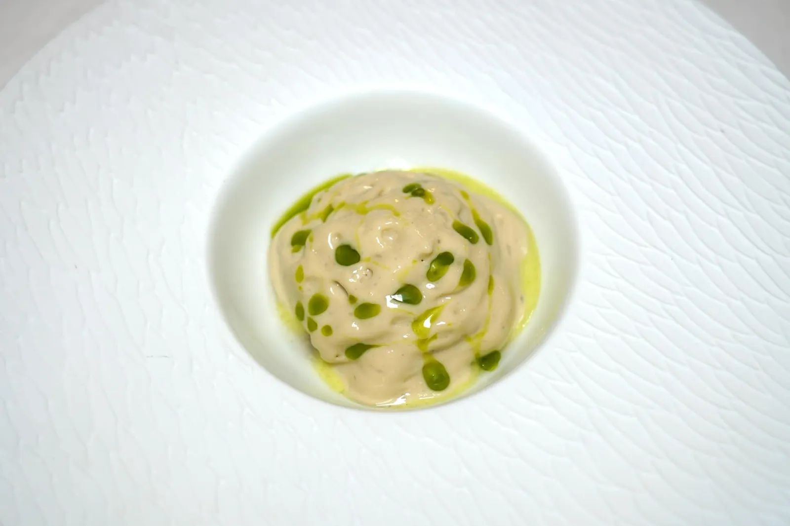 Oyster mousse, celery soup and veal sausage คอร์สพิเศษนี้เป็นหนึ่งในเมนูสร้างชื่อให้กับห้องอาหาร Torre del Saracino โดยตัวเชฟตั้งใจจัดเสิร์ฟให้กับกลุ่มเราโดยเฉพาะนั่นก็คือหอยนางรมสด ๆ ปกคลุมด้วยมูสเบา ๆ ที่เตรียมขึ้นมาจากหอยนางรมอีกเช่นกัน เชฟจับคู่กับ Celery เตรียมาในรูปแบบของซุปให้กลิ่นเขียวมาช่วยเบรคกลิ่นของหอยนางรมไม่ให้โดดดจนเกินไป ด้านล่างเป็นไส้กรอกลูกวัวนุ่ม ๆ ถือเป็นการนำพบกันของวัตถุดิบจากบนบกและท้องทะเลได้อย่างลงตัวมากจริง ๆ (17/20)