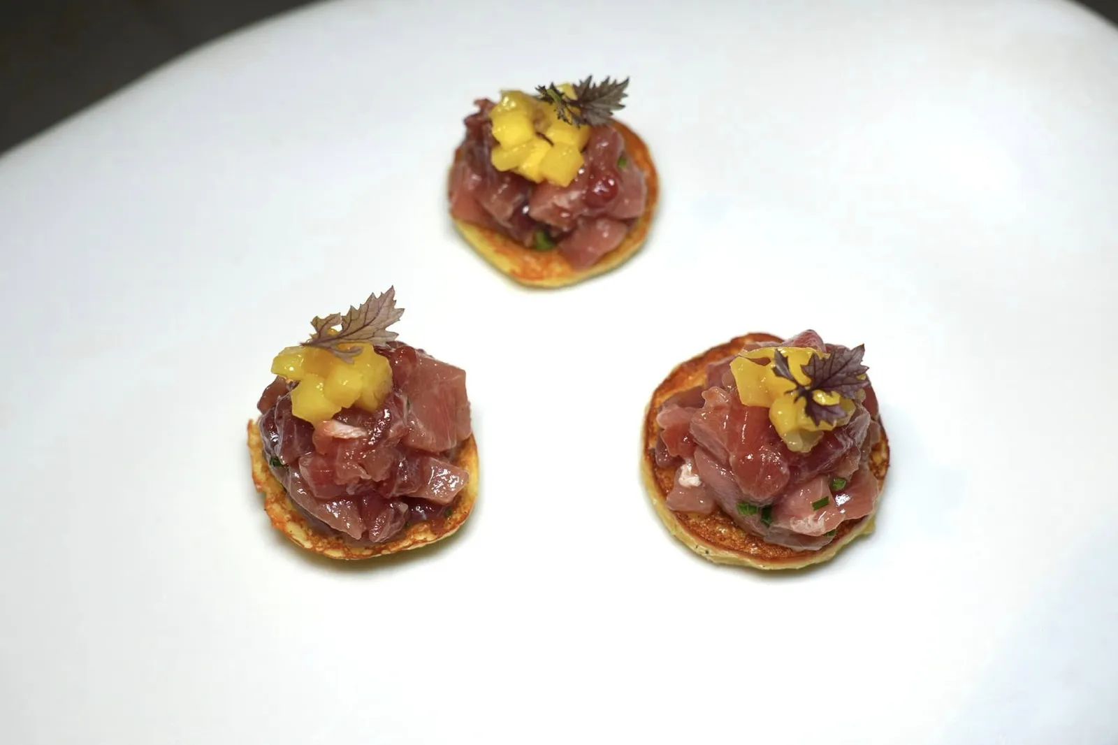 Amuse-bouche ชิ้นสุดท้ายคือขนมปังนุ่ม ๆ ท็อปด้วยเนื้อปลาทูน่าที่ผ่านการหมักในมะนาว, ใบมิ้นต์ และเกลือทะเล Maldon เพื่อช่วยเรียกน้ำย่อยและกระตุ้นความสดชื่น (17/20)