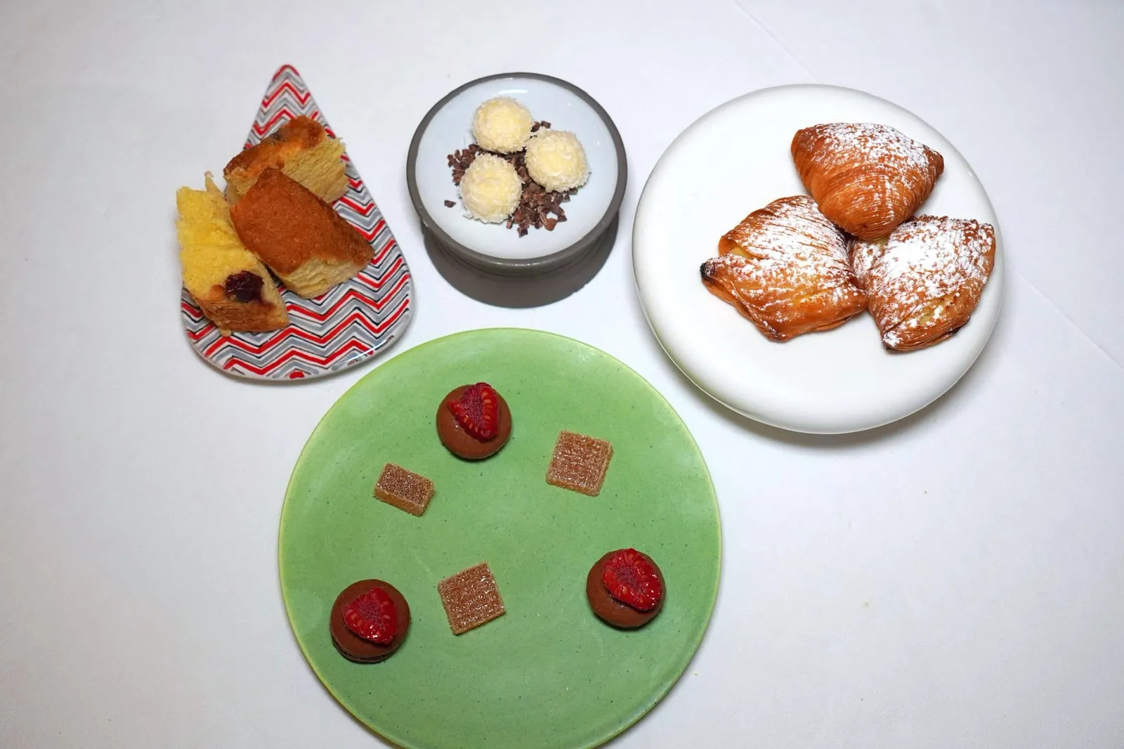 Mignardises ปิดท้ายมื้ออาหารด้วย Cacao Ball, Passionfruit Jelly, Chocolate Macaron, Pannettone และ Sfogliatella