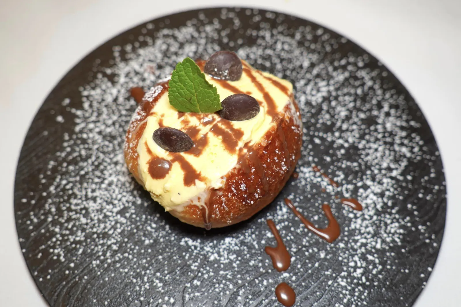 Maritozzo romano del “Forno Roscioli” servito con gelato alla vaniglia (8 €) Brioche/sweet bread from “Roscioli” bakery served with vanilla ice cream เมนูสุดท้ายคือของหวานที่ใช้ขนมปังนุ่ม ๆ จากร้านเบเกอร์รี่ชื่อดังอย่าง Roscioliเสิร์ฟมาคู่กับไอศกรีมวานิลลาและผงน้ำตาลไอซิ่ง (13/20)