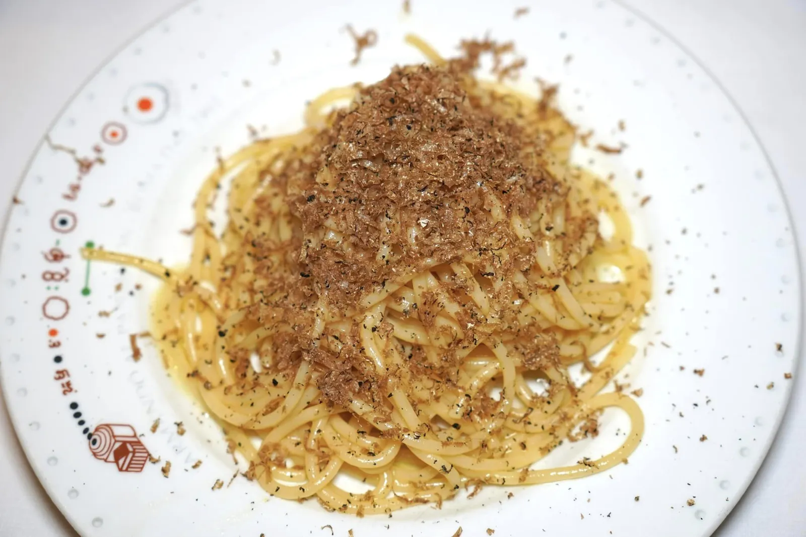 Spaghetti al tartufo nero (25 €) Spaghetti with oil and black truffle พาสต้าเส้น Spaghetti คลุกเคล้ากับน้ำมัน ด้านบนโรยด้วยทรัฟเฟิลขูดละเอียดส่งอโรมาหอม ๆ เย้ายวนใจเป็นที่สุด (13/20)