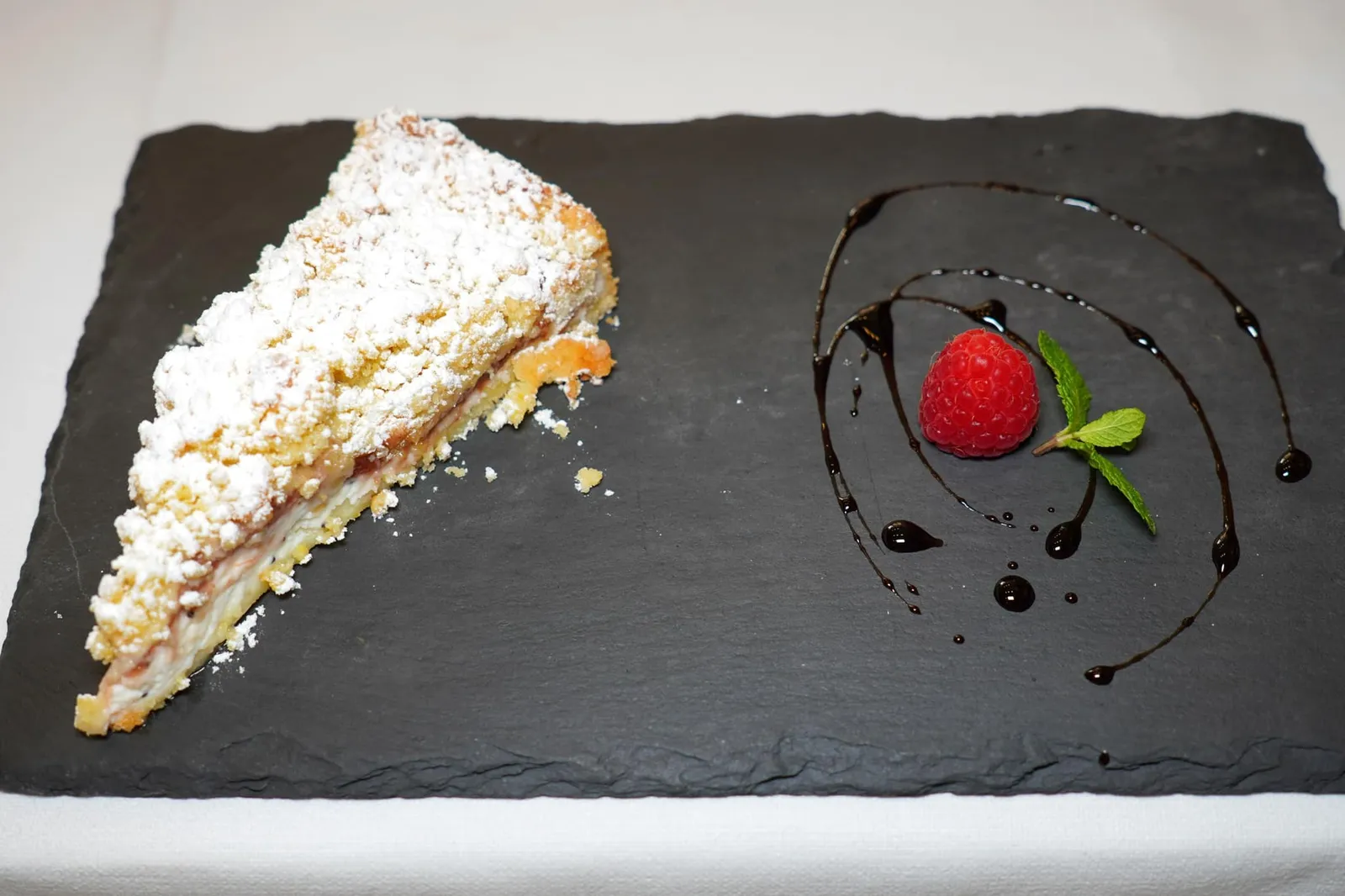 La “Torta Antica Roma” con ricotta, marmelllata di frigole, semi di papavero e semi di sesamo (8 €) Cake made with ricotta cheese, strawberry jam, poppy and sesame seed เมนูอาหารหวานโฮมเมดจานแรกคือ Torta Antica Roma มีลักษณะเป็นเค้กที่เตรียมมาจาก Ricotta Cheese โดยมีความเปรี้ยวจากแยมสตรอว์เบอร์รี่และความกรอบของเมล็ดป็อปปี้และเมล็ดงา (14/20)