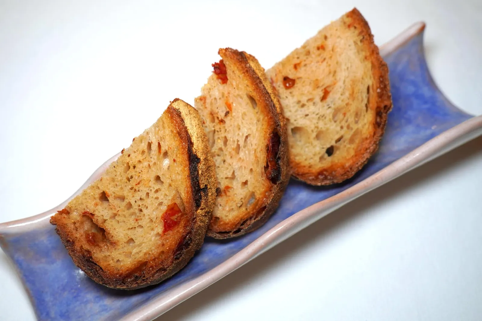 Bread จากนั้นพนักงานจะนำเสิร์ฟขนมปังที่มีรสชาติของมะเขือเทศเชอร์รี่