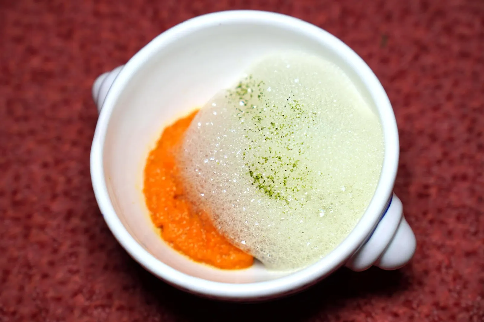Amuse-bouche ครีมฟักทองหวาน ๆ จับคู่กับความเปรี้ยวของแอปเปิ้ลเขียวและอโรมาหอม ๆ ของพริกไทย องค์ประกอบด้านบนคือ Celery Foam เบาบางมาช่วยเสริมกลิ่น (17/20)