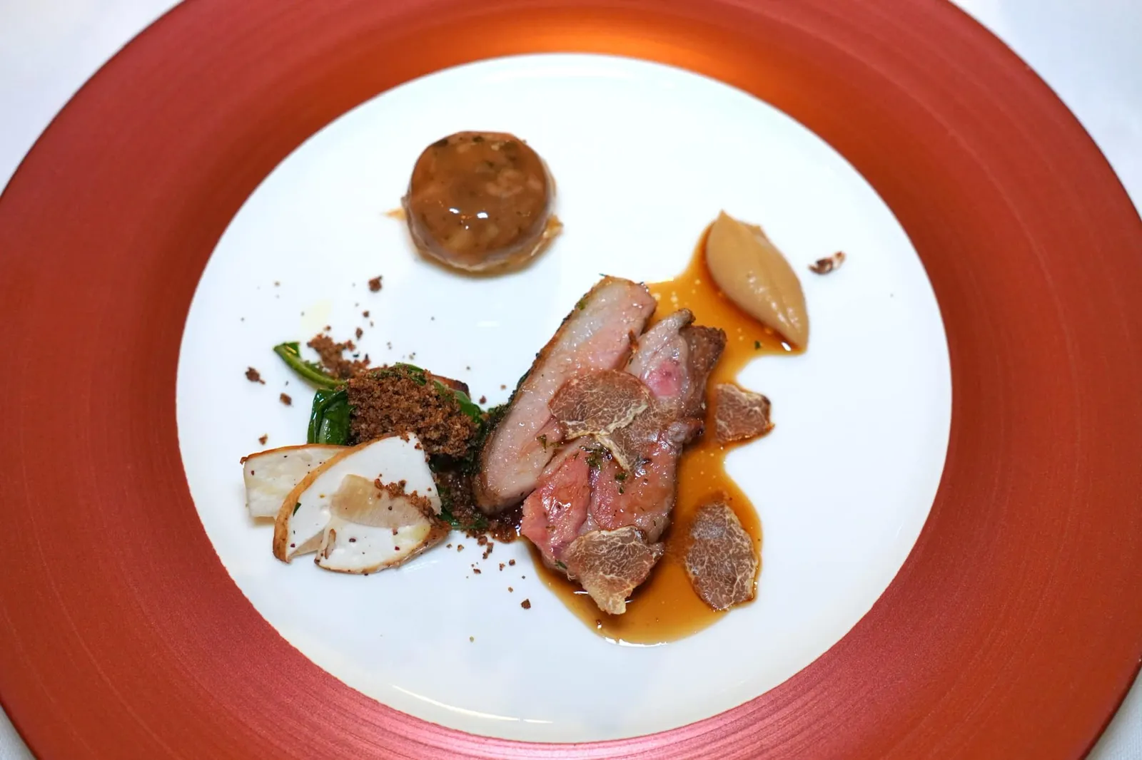 Laticauda lamb with caramelized pear, polenta and wild chicory Laticauda เป็นสายพันธุ์แกะท้องถิ่นของภูมิภาค Campania และ Calabria ทางตอนใต้ของประเทศอิตาลีโดยชื่อนั้นได้มาจากภาษา Latin ที่แปลตรงตัวได้ว่า Fat-Tailed นั่นเอง เชฟนำเสิร์ฟมาทั้งหมด 3 รูปแบบเริ่มด้วย Lamb Chop หรือซี่โครงแกะนำเสนอมาที่ความสุกระดับ Medium Rare โดยตัวเนื้อมีความนุ่มและฉ่ำหนังกรอบเสริมด้วยอโรมาของ White Truffle ขูดท็อปมาที่ด้านบน ยังมีองค์ประกอบของ Caramelized Oear ให้รสหวานเข้มข้น ฝั่งซ้ายข้างกันคือ Wild Chicory และเห็ดที่มีชื่อว่า Finferli องค์ประกอบด้านบนสุดของจานคือ Fake Mushroom หรือเห็ดปลอมที่มีฐานด้านล่างเตรียมมาจาก Polenta หรือข้าวโพดและหัวเห็ดที่เตรียมมาจาก Lamb Shoulder (19/20)