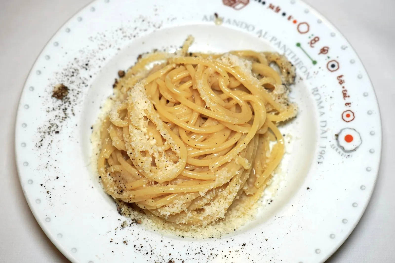 Spaghetti cacio e pepe (15 €) Spaghetti with pecorino romano cheese and black pepper เมนูที่สร้างชื่อให้กับ Armando al Pantheon คือหนึ่งในสี่พาสต้าที่ได้รับความนิยมสูงที่สุดในกรุง Rome อย่าง Cacio e Pepe เชฟเลือกใช้เส้น Spaghetti เสิร์ฟมาที่ความสุกระดับ Al Dente โดยมีเพียงความเค็มอันกลมกล่อมของชีสนมแกะ Pecorino Romano สไตล์ Roman ขนานแท้เสริมด้วยกลิ่นหอมของพริกไทยดำเท่านั้น ถึงจะเป็นเมนูที่ดูไม่มีความซับซ้อนแต่สูตรของเชฟ Claudio Gargioli นั้นเรียกได้ว่าอร่อยจนได้รับการยอมรับไปทั่วทั้งกรุง Rome เลยทีเดียว (15/20)