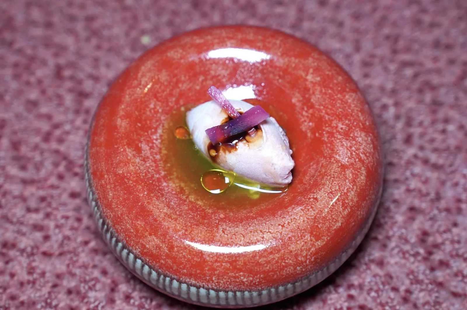 Amuse-bouche ไอศกรีมตับไก่ที่ให้ความครีมมี่และความละมุนแต่ไร้ซึ่งกลิ่นคาวใด ๆ จับคู่กับ Rocket Salad Soup ด้านล่างรองด้วยใบของต้น Indian Fig หั่นแบบ Brunoise มาเป็นชิ้น ๆ ในขณะที่ด้านบนท็อปด้วย Caramelized Red Onion นั่นเอง (17/20)