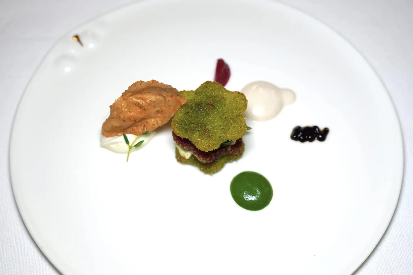 Potatoes and beetroot millefeuille with goat cheese and almond sauce เมนูคอร์สแรกอย่างเป็นทางการเริ่มต้นด้วยมันฝรั่งและบีทรูทที่วางเรียงซ้อนกันเป็น Millefeuille ให้เนื้อสัมผัสที่กรอบพอเหมาะ เชฟเสิร์ฟมาคู่กับครีมที่เตรียมมาจากชีสนมแพะฝั่งซ้ายมือให้กลิ่นเฉพาะตัวท็อปด้านบนด้วยเปลือกมันฝรั่งกรอบ ยังมีองค์ประกอบของซอสบีทรูทสีแดง ซอสอัลมอนด์สีขาว ซอสกระเทียมดำสีดำและ ซอสสมุนไพร Borage สีเขียว (18/20)