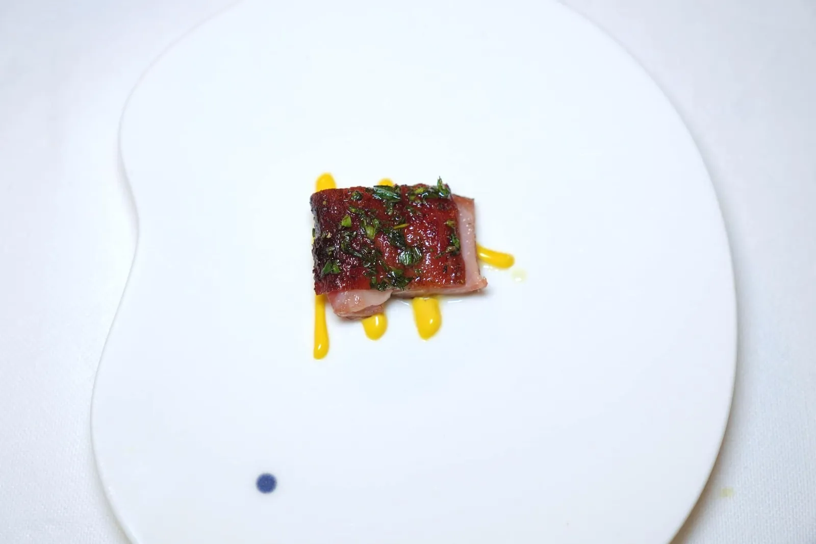 Laticauda lamb with caramelized pear, polenta and wild chicory สำหรับแกะรูปแบบที่สามคือ Lamb Belly ที่ผ่านการปรุงสุกในอุณหภูมิต่ำจนได้ความนุ่มฉ่ำเป้นเอกลักษณ์ จากนั้นนำฝั่งหนังไปจี่บนกระทะเพื่อให้เกิด Maillard Reaction (19/20)