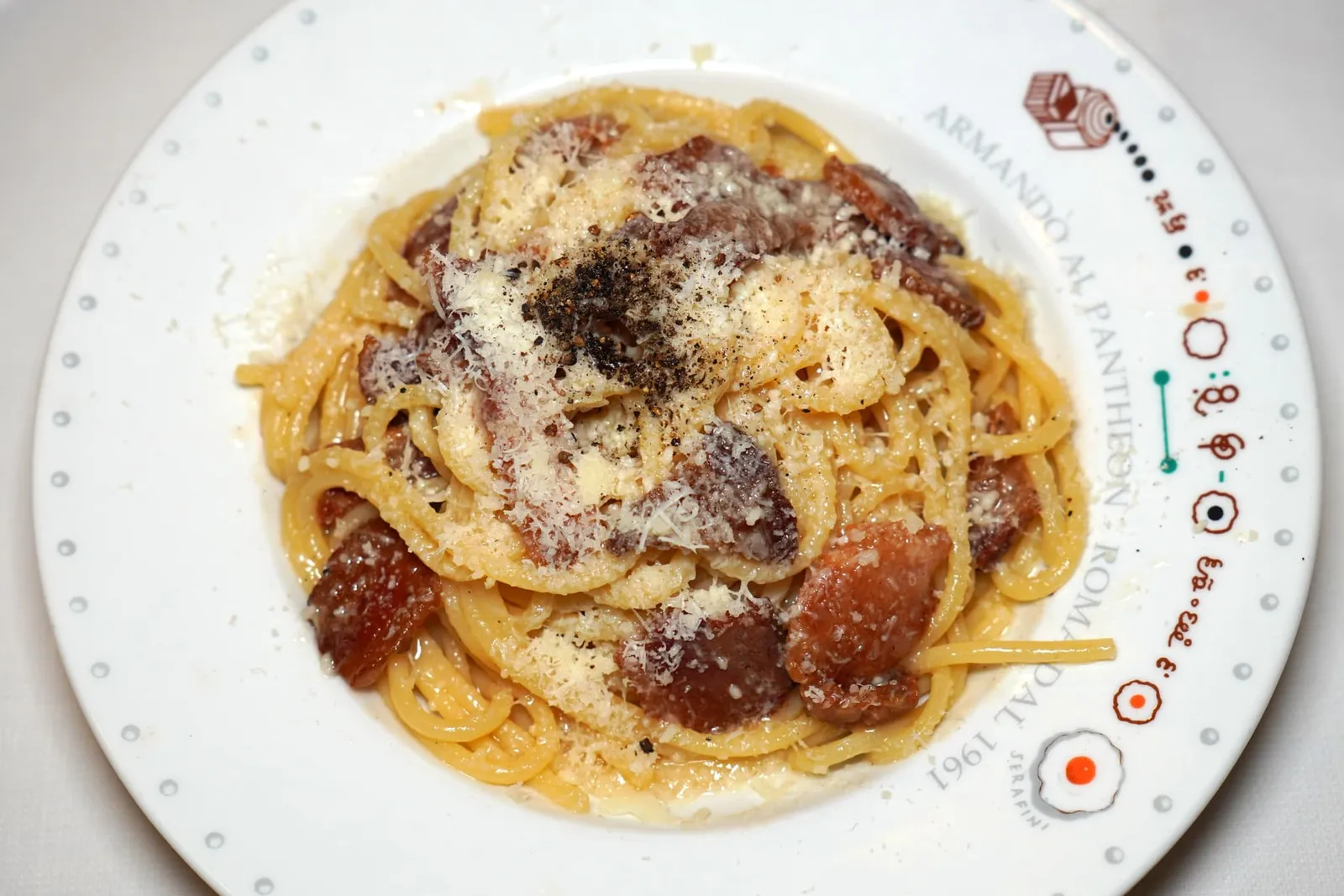 Spaghetti alla Gricia (15 €) Spaghetti with pecorino romano cheese, pork cheeks and black pepper พาสต้ายอดนิยมประจำห้องอาหาร Roman จานถัดมาคือ Gricia โดยเชฟเลือกใช้ Spaghetti เสิร์ฟมาที่ความสุกระดับ Al Dente คลุกเคล้าไปกับชีสนมแกะแห่งกรุง Rome อย่าง Pecorino Romano เสริมด้วยความกรอบ มัน และเค็มของแก้มหมู Guanciale และอโรมาหอม ๆ ของพริกไทยดำ (15/20)