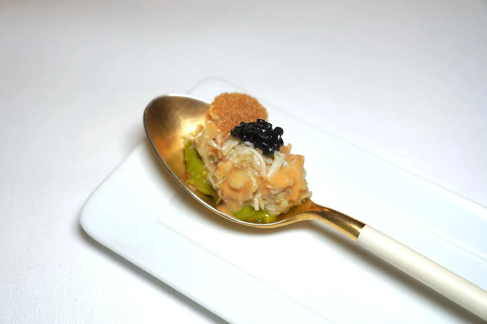 Granceola crab cappuccino ข้างกันคือสลัดเนื้อปูเนื้อนุ่มหวานตัดกันกับความกรอบของ Amaranth Chip ด้านล่างรองด้วยครีมอโวคาโดหวานมันเสริมด้วยความเค็มของ Caviar ที่ใส่มาได้อย่างลงตัว (18/20)