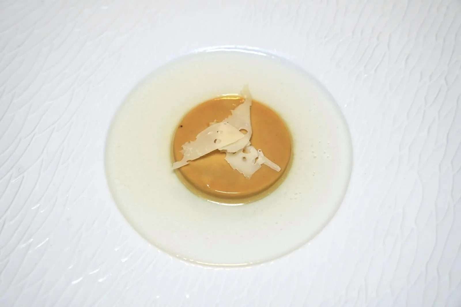 Licorice panna cotta and provolone del monaco crust ล้างปากด้วย Pre-Dessert ก่อนเข้าสู่ของหวานโดยเชฟเสิร์ฟมาเป็น Parmesan Chesse Jelly จับคู่กับองค์ประกอบของ Liqourice Panna Cotta ตรงกลางท็อปด้านบนด้วย Provalone del Monaco ซึ่งเป็นหนึ่งในชีสขึ้นชื่อที่มีต้นกำเนิดอยู่ที่ภูเขา Monte Lattani ในภูมิภาค Campania นี้นั่นเอง (17/20)
