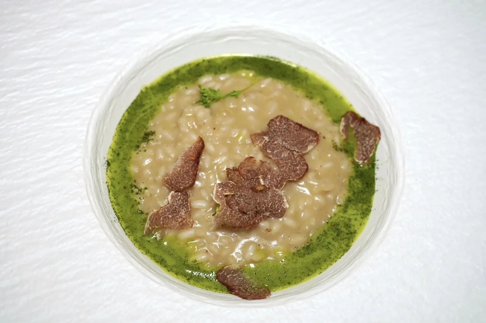 Risotto creamed with anchovy butter, broccoli sauce and white truffle ข้าว Risotto พรี่เมี่ยมแบรนด์ Acquerello ที่ผ่านการบ่มมานานถึง 4 ปีนำมาปรุงสุกให้มีความกรึบนิด ๆ ผสมผสานไปกับความหอมมันของเนยแองโชวี่ องค์ประกอบสีเขียวรอบ ๆ ให้กลิ่นเฉพาะตัวของ Broccoli และ Sea Lettuce มาช่วยเบรคความมันไม่ให้โดดจนเกินไป จากนั้นพนักงานจะขูด White Truffle ท็อปลงไปที่ด้านบน (18/20)