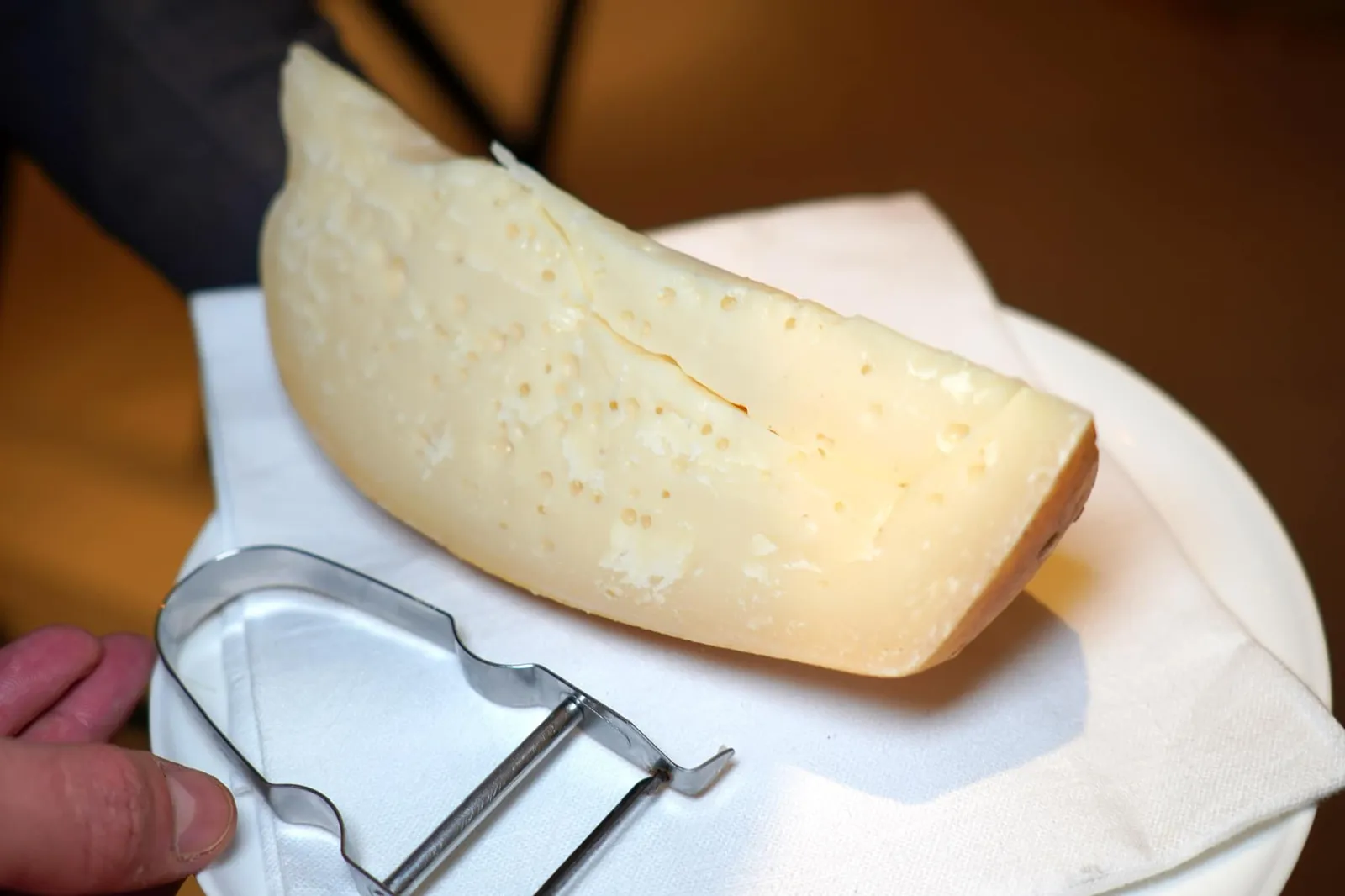 Licorice panna cotta and provolone del monaco crust ภาพแสดงของ Provalone del Monaco (17/20)